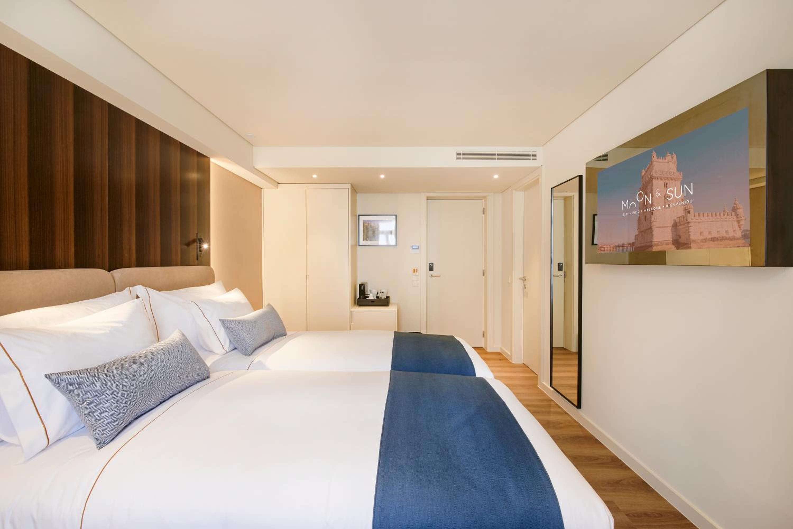 Double or Twin Room with City View - Photo 3