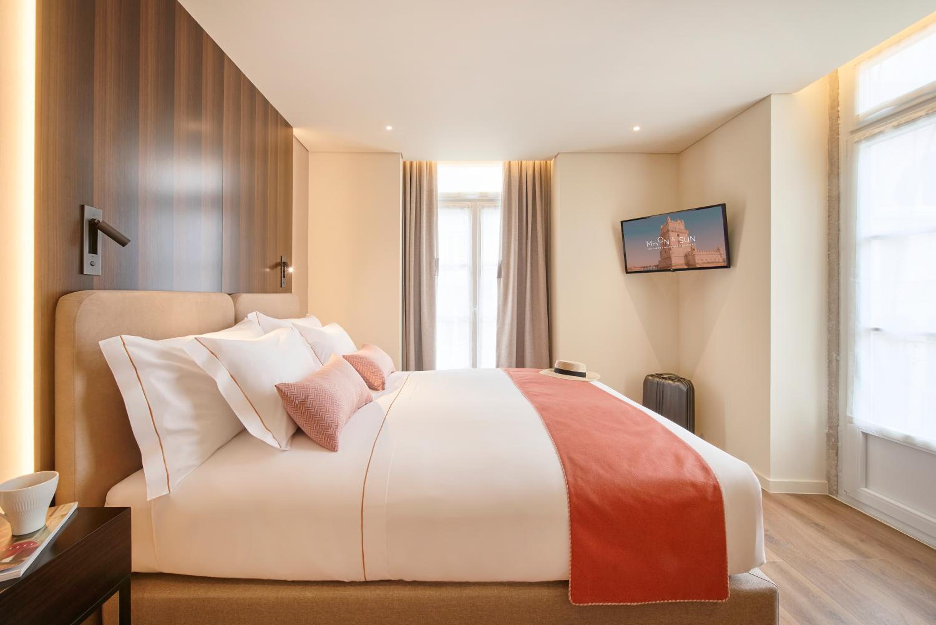 Double or Twin Room with Balcony and City View - Photo 5