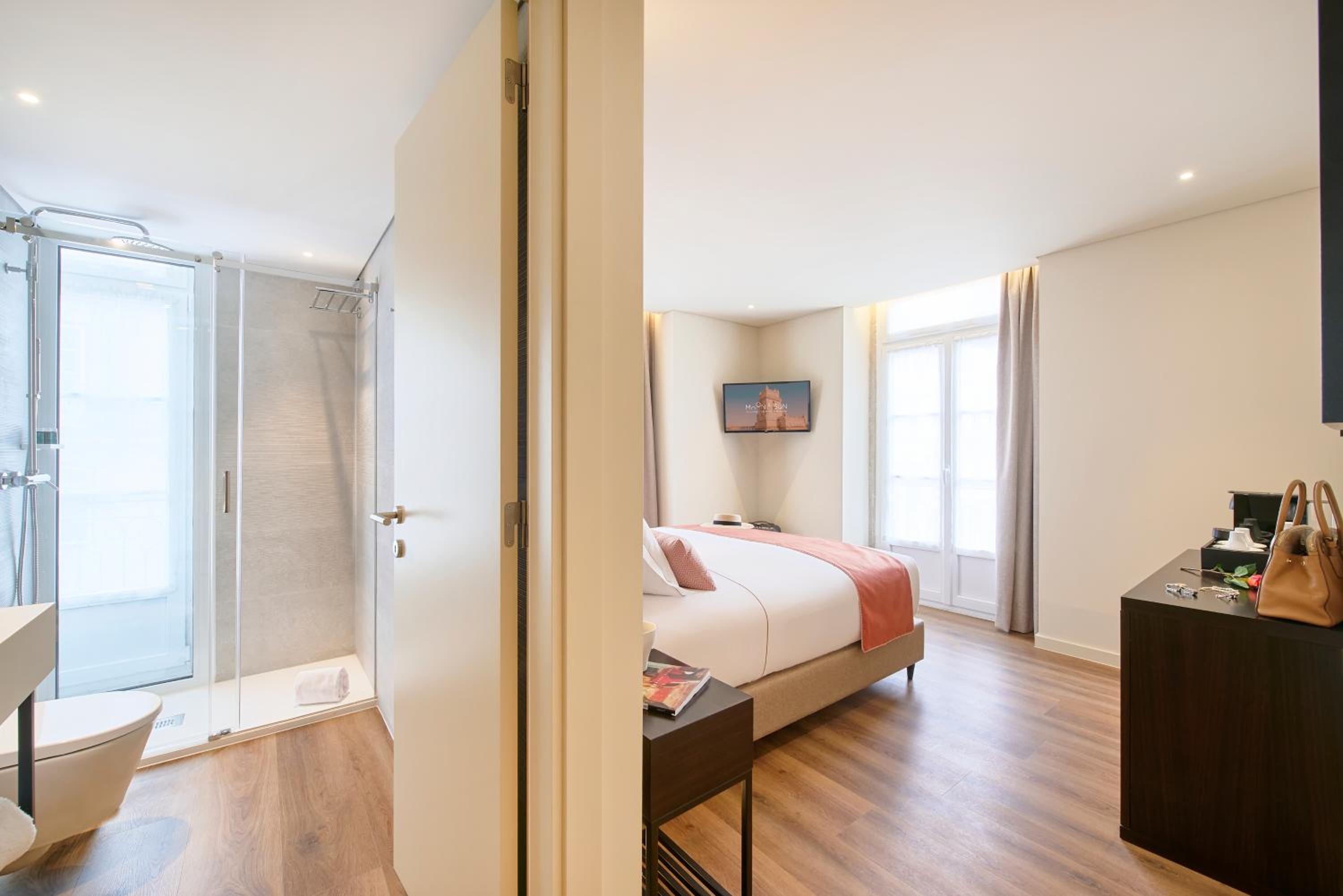 Double or Twin Room with Balcony and City View - Photo 6