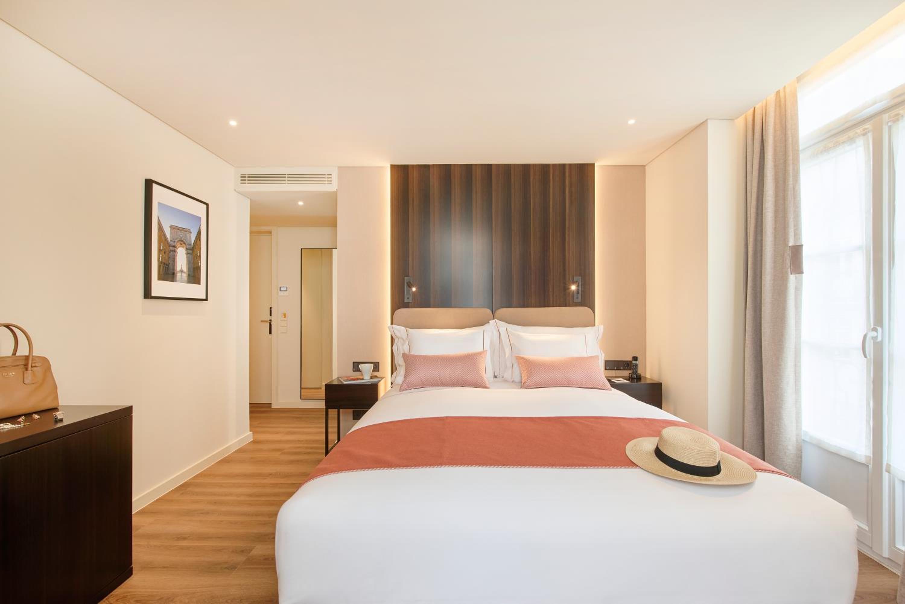 Double or Twin Room with Balcony and City View - Photo 7
