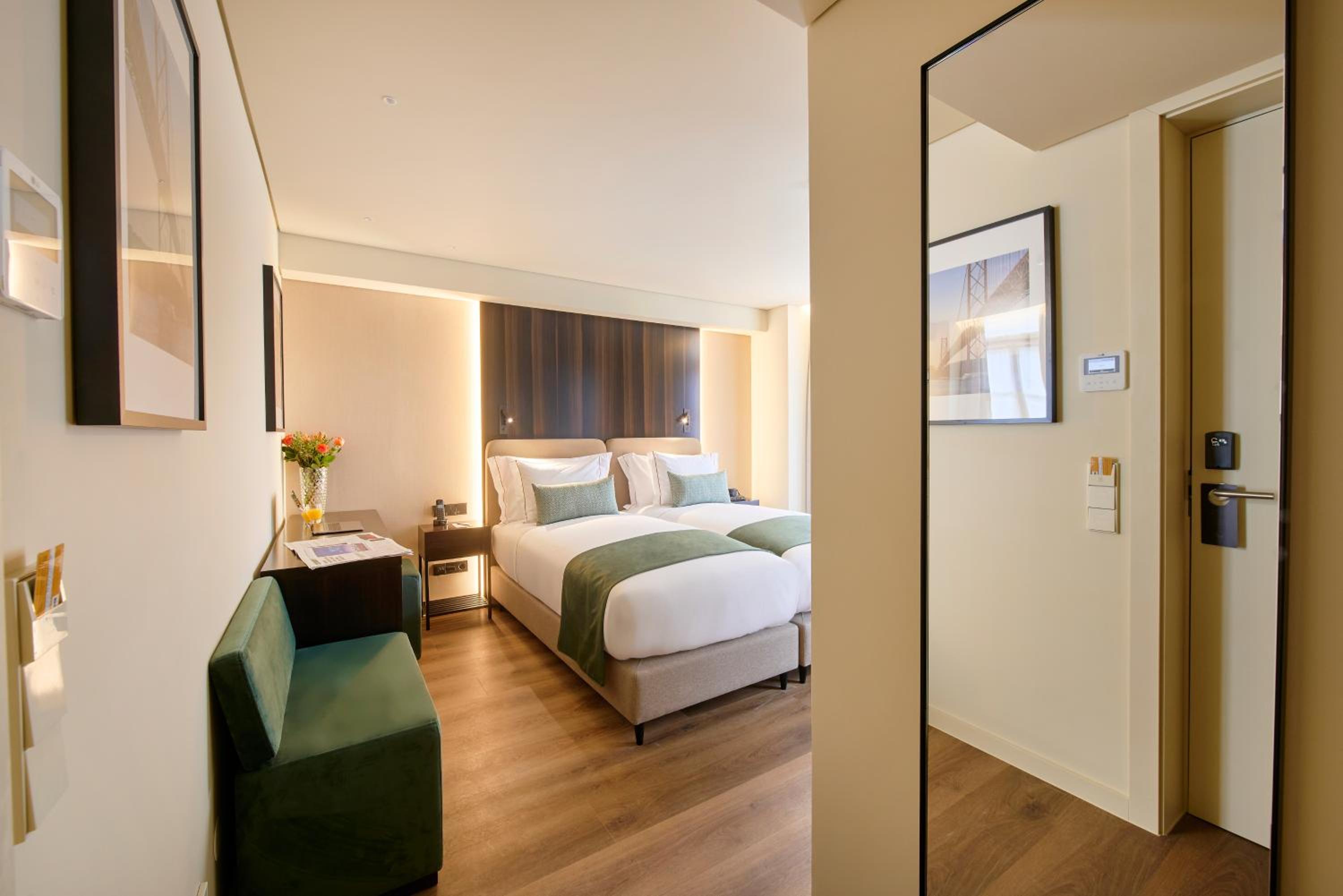 Double or Twin Room with City View - Photo 4