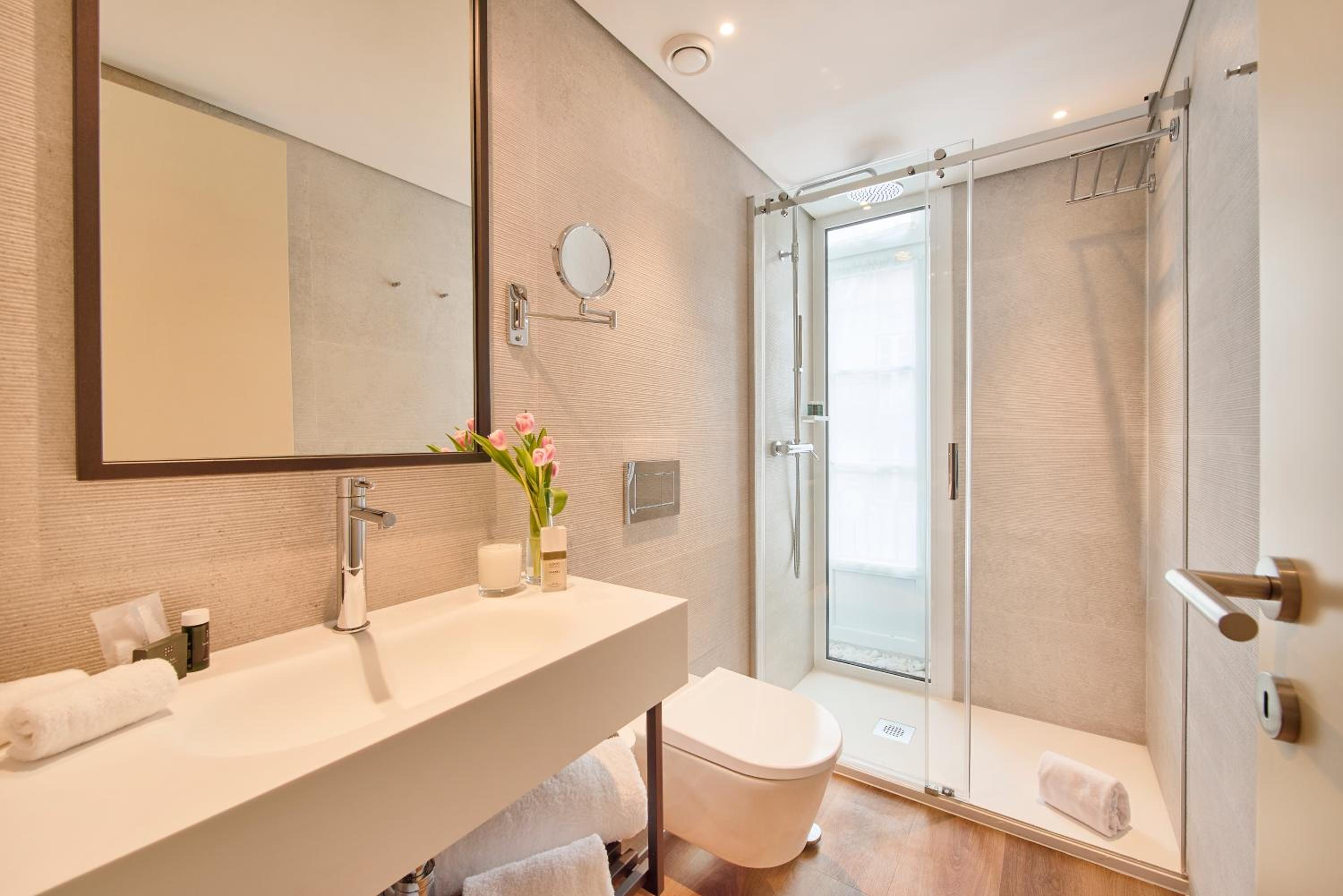 Double or Twin Room with City View - Photo 5