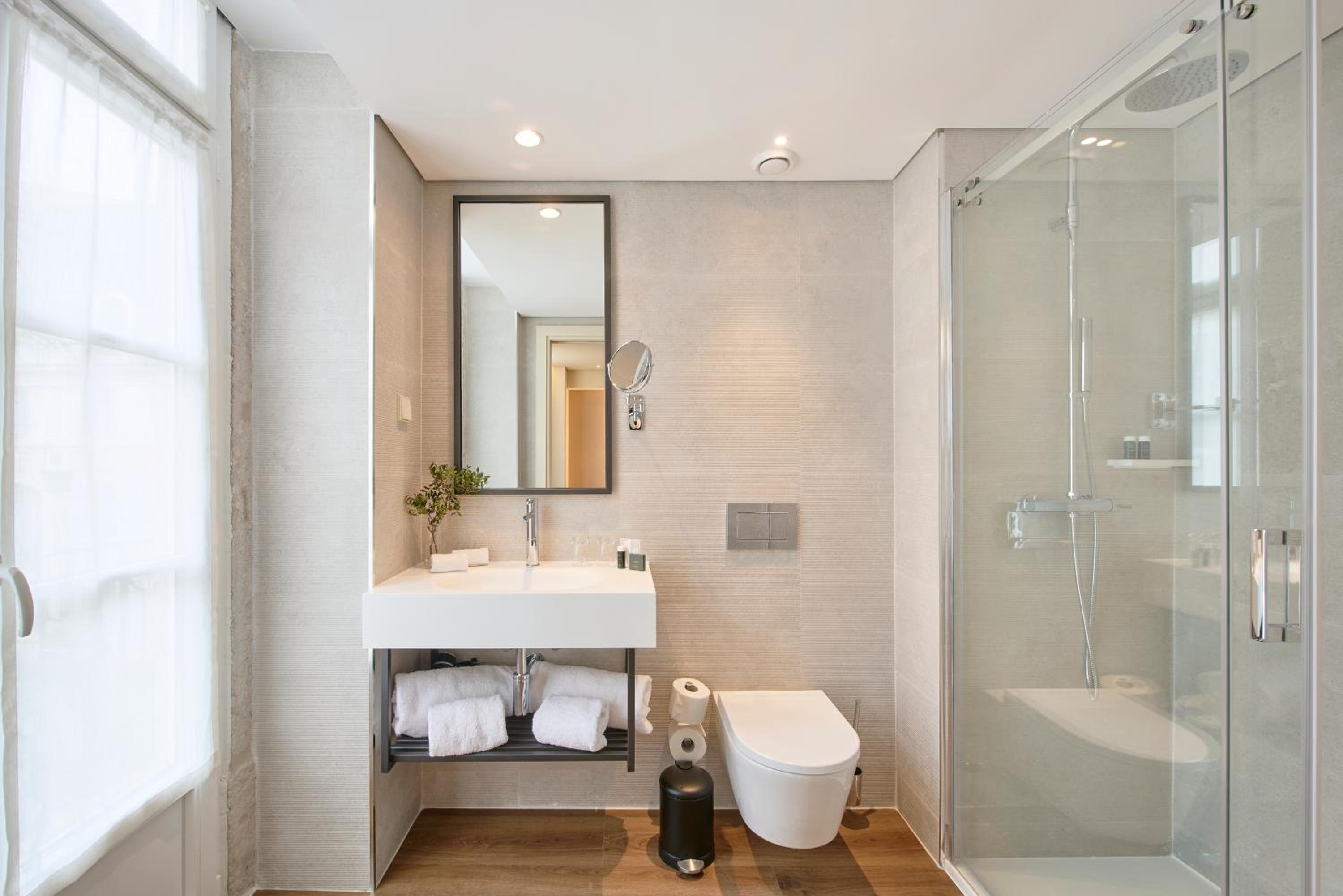 Double or Twin Room with City View - Photo 6