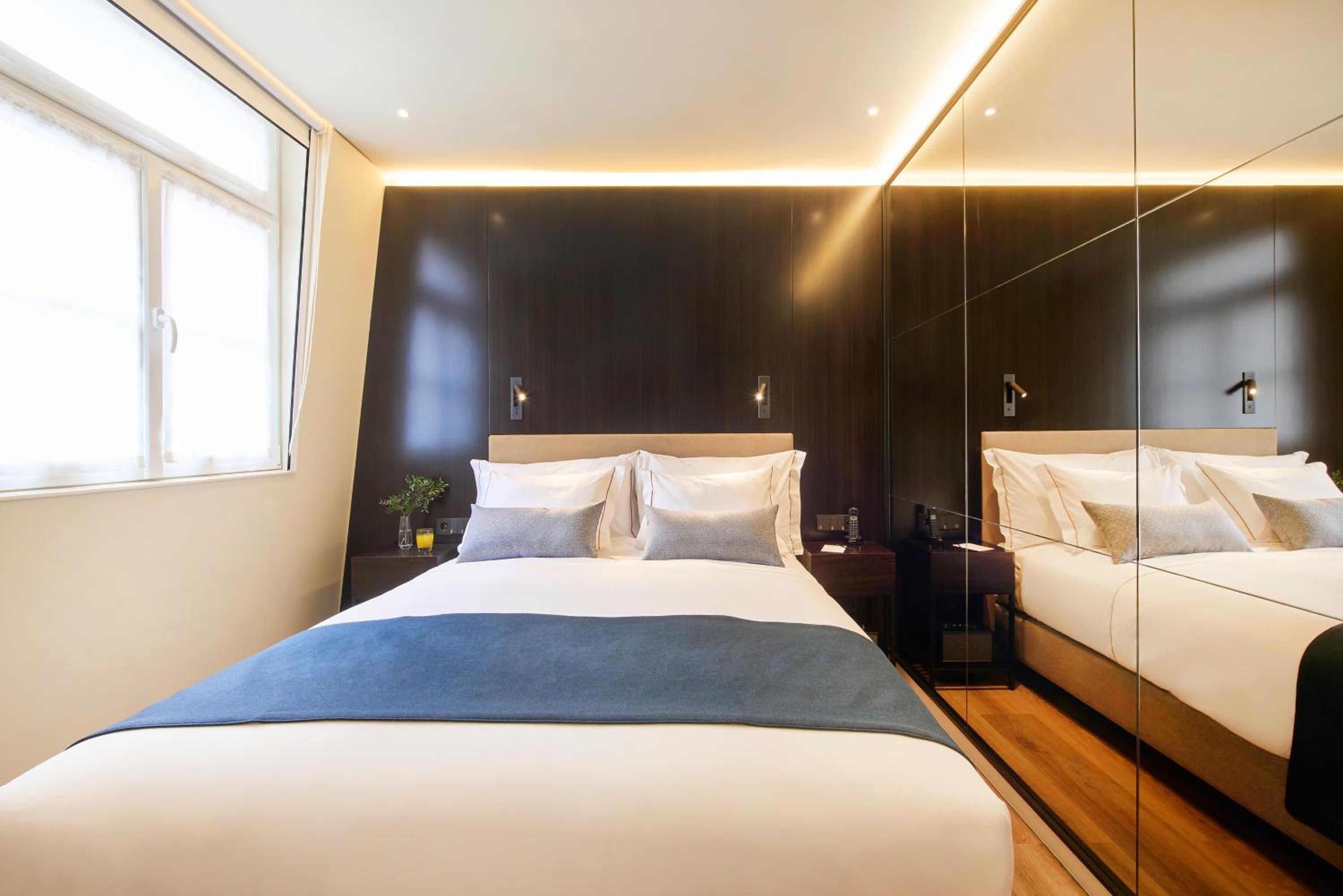 Small Double Room with City View - Photo 2