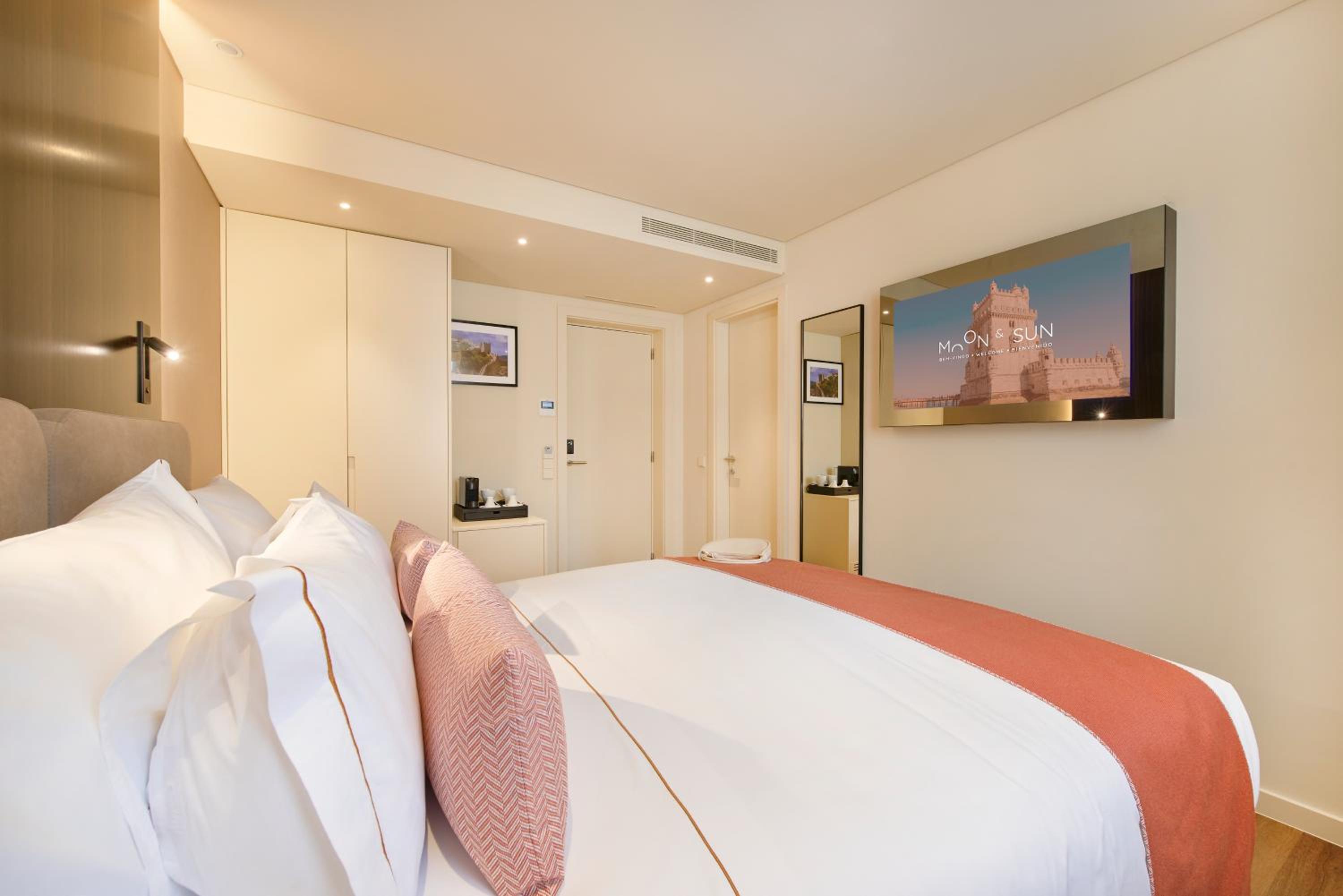 Double or Twin Room with City View - Photo 7