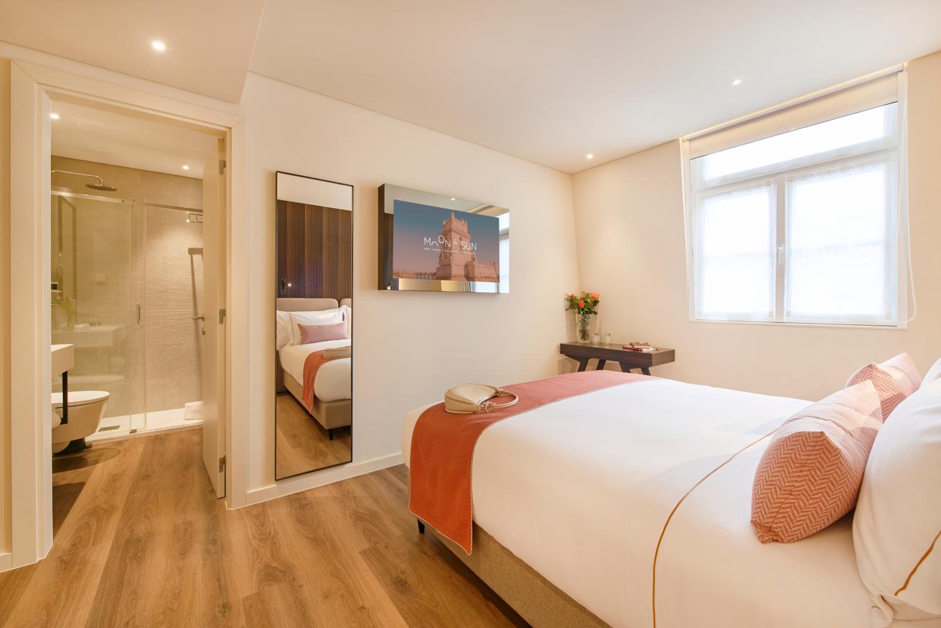 Double or Twin Room with City View - Photo 8