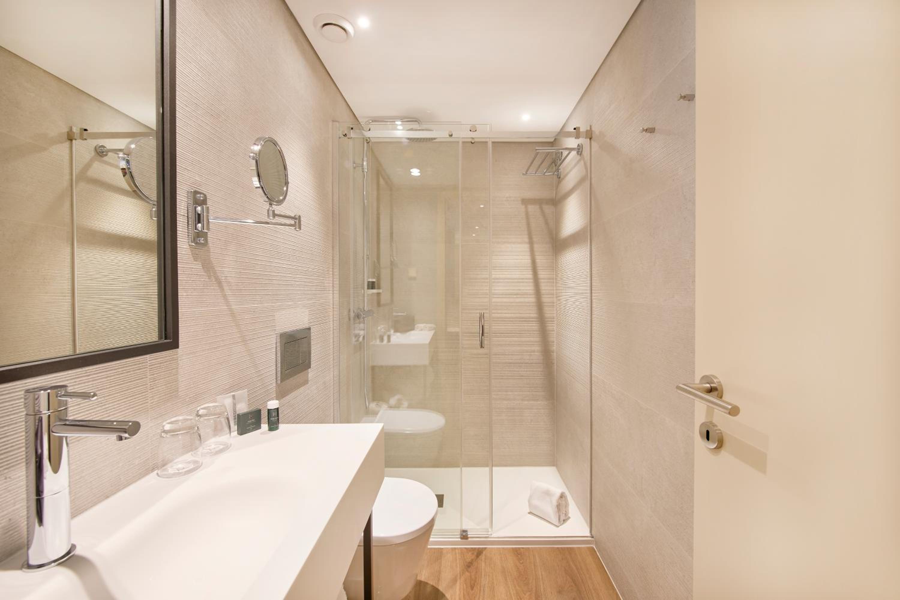 Small Double Room with City View - Photo 3