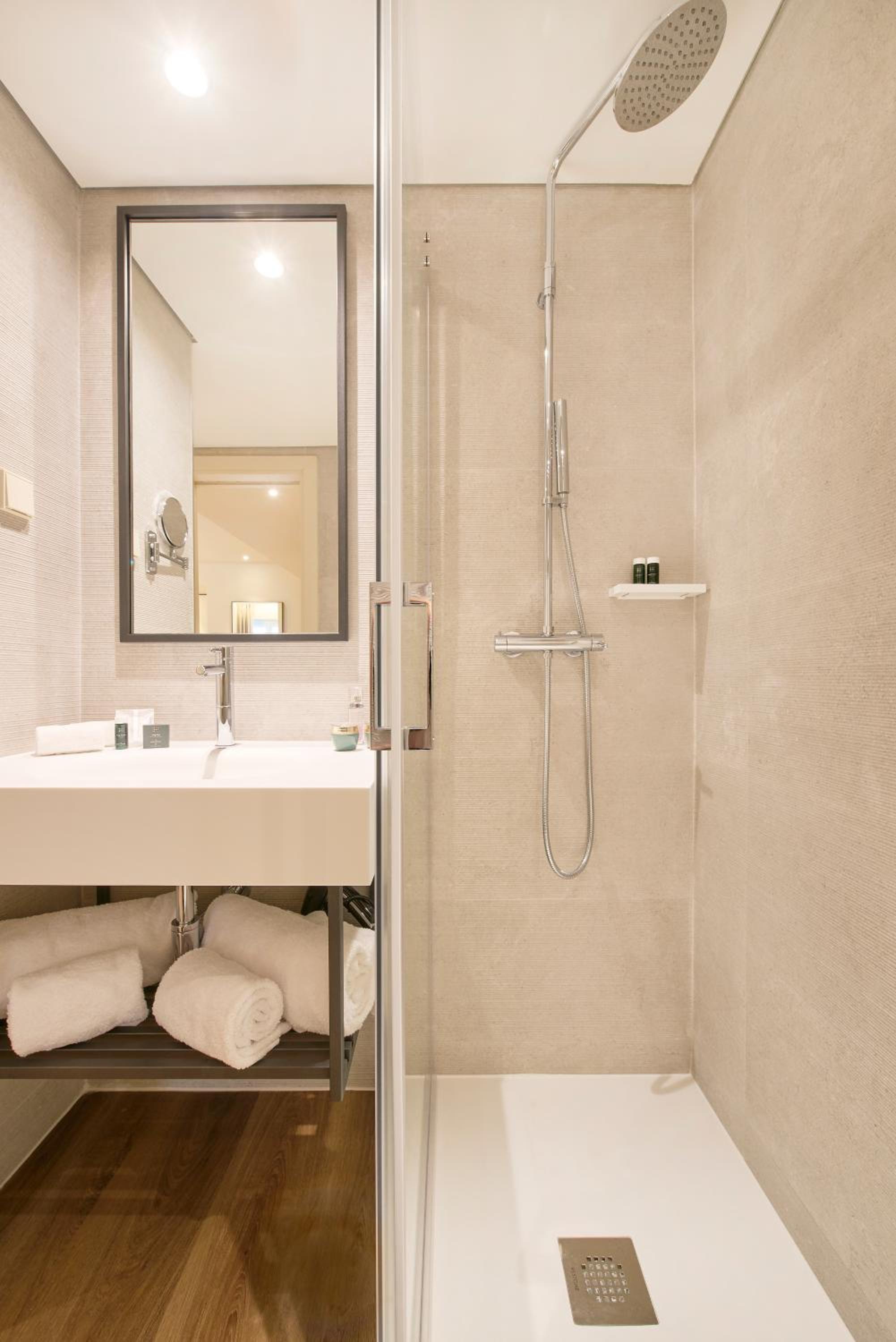 Small Double Room with City View - Photo 4