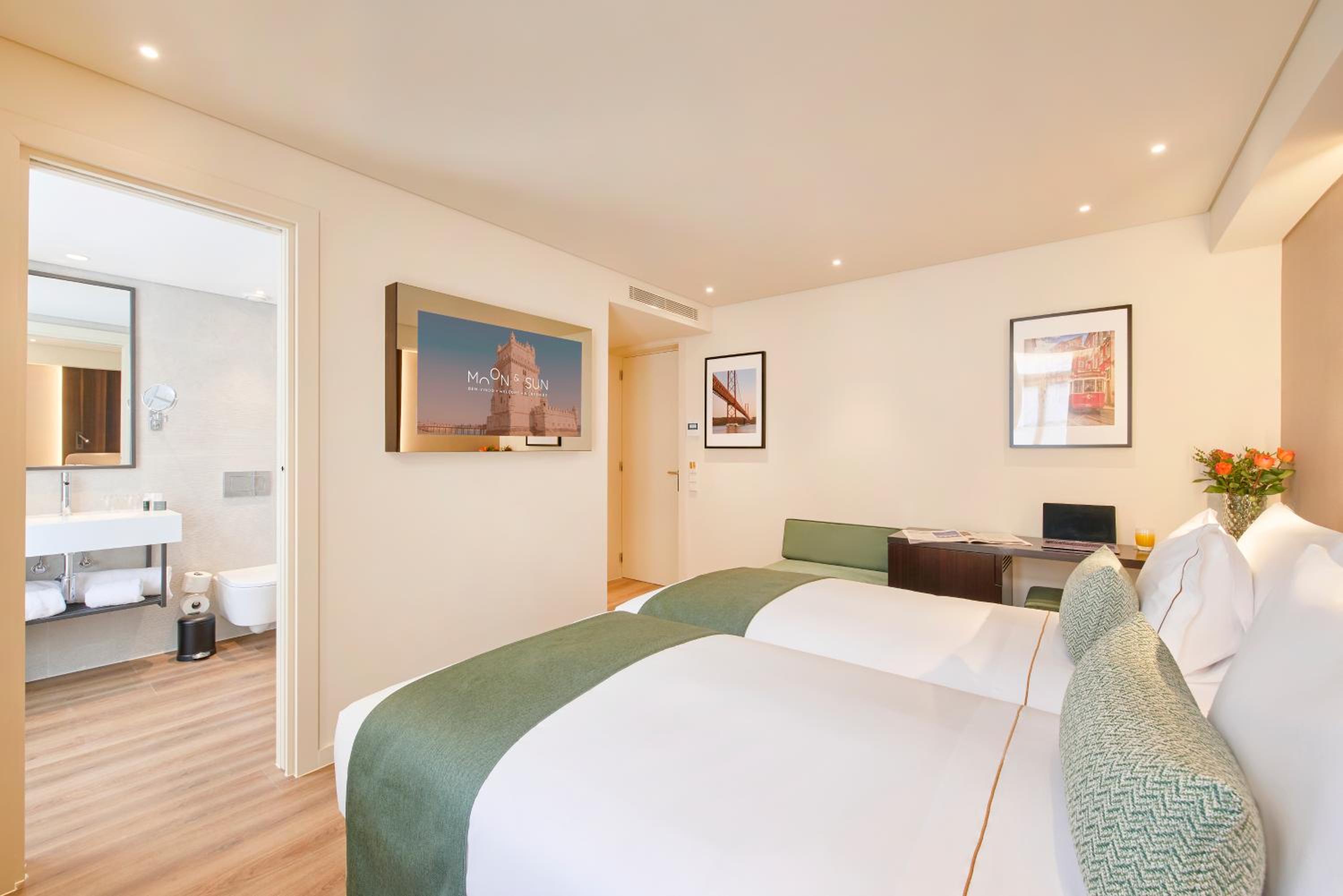Double or Twin Room with City View - Photo 9