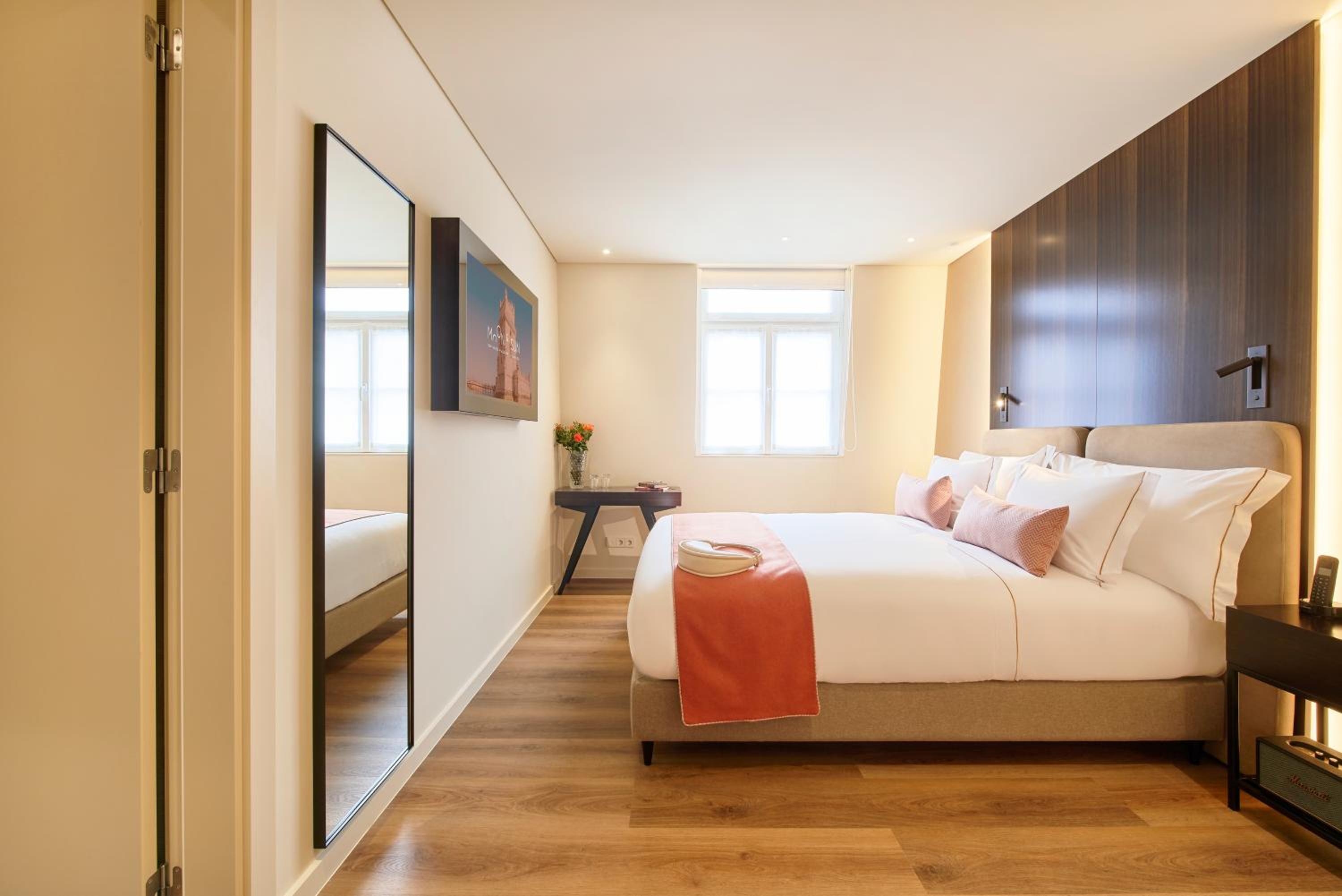 Double or Twin Room with City View - Photo 1
