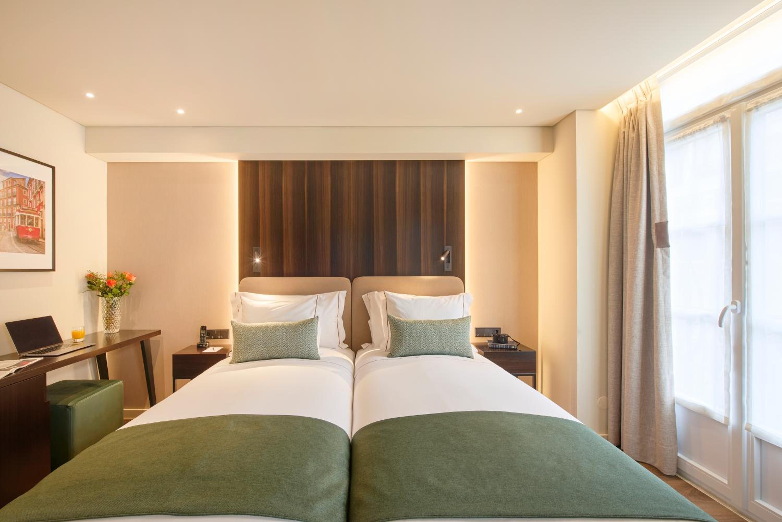 Double or Twin Room with City View - Photo 10