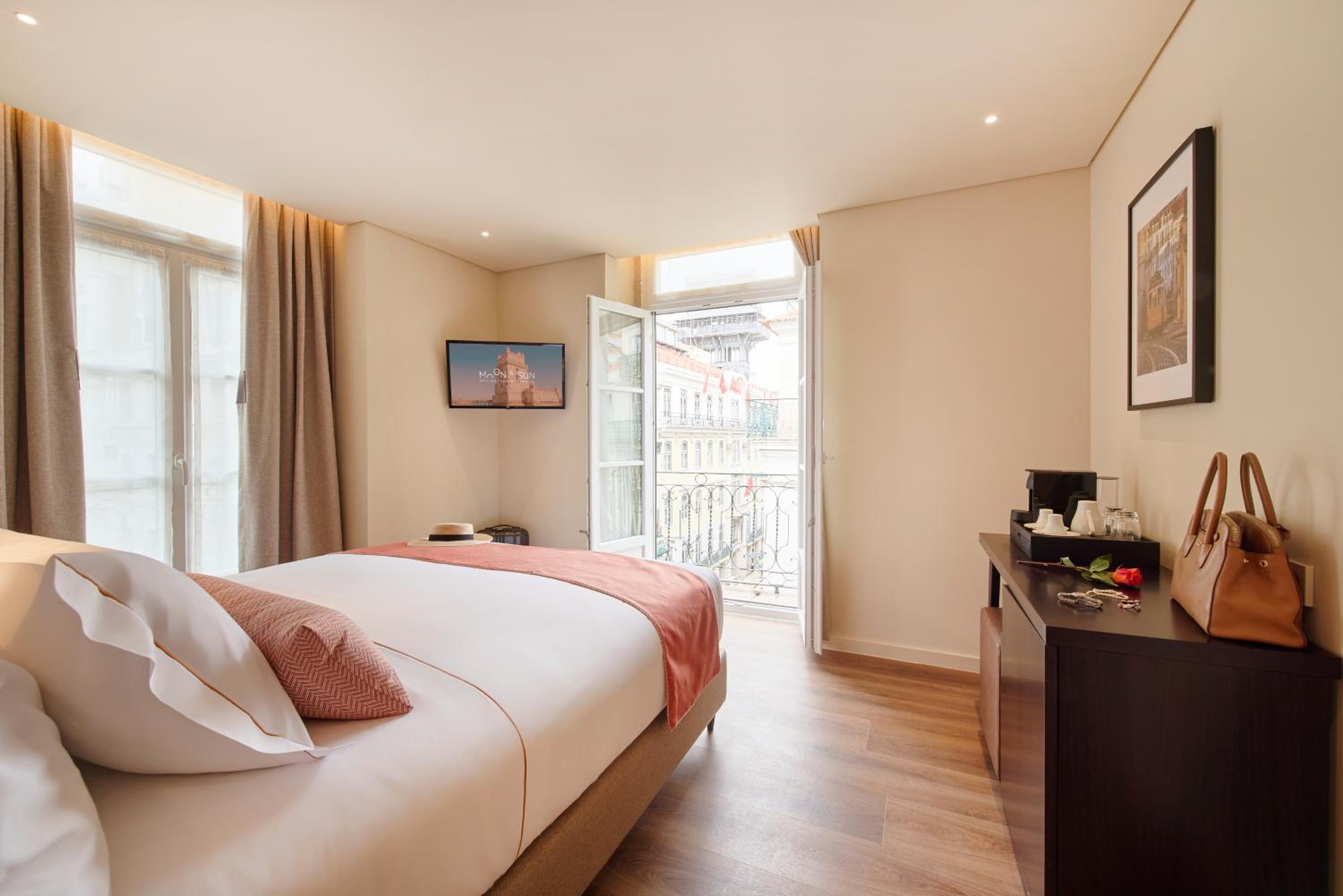 Double or Twin Room with Balcony and City View - Photo 1