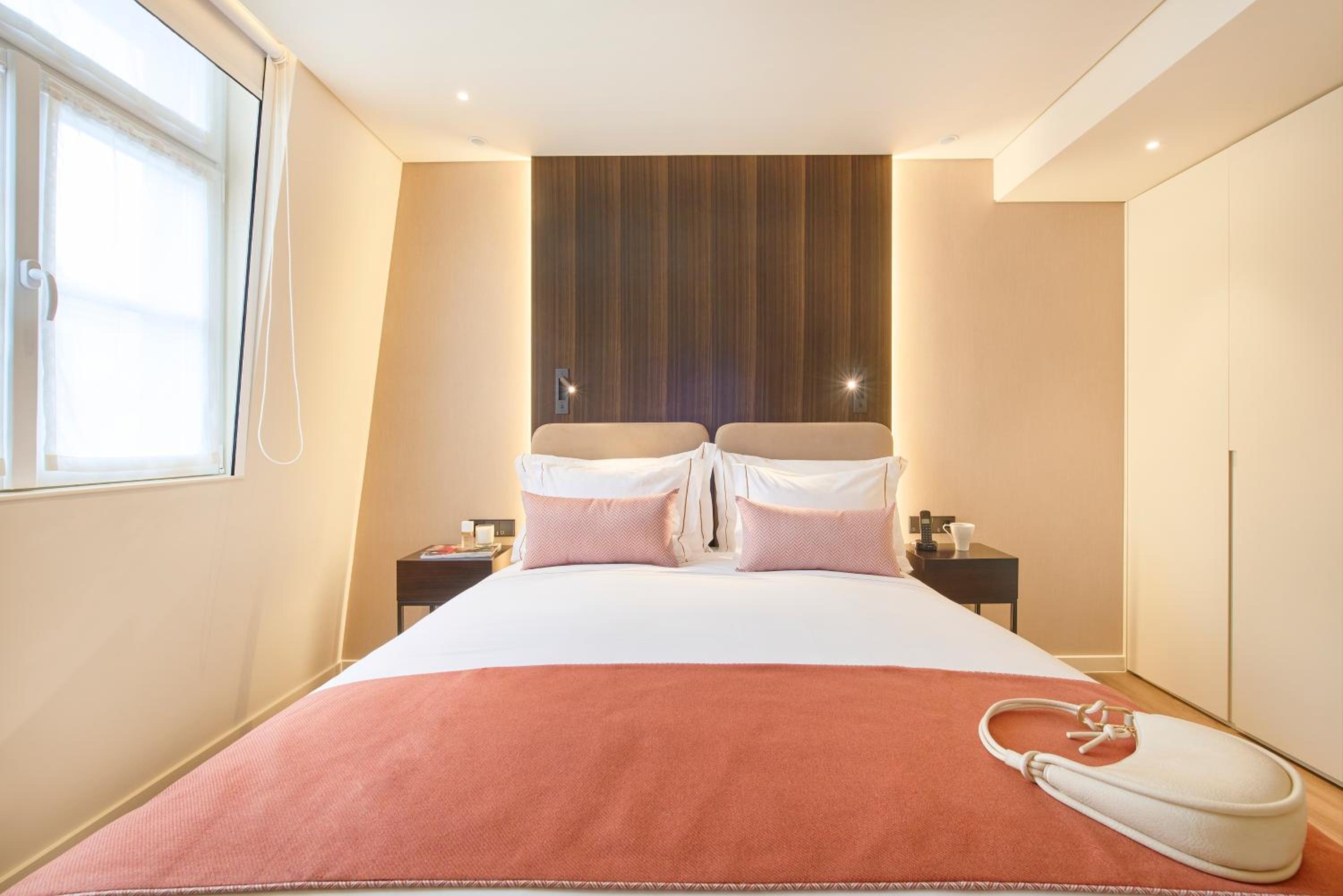 Small Double Room with City View - Photo 6