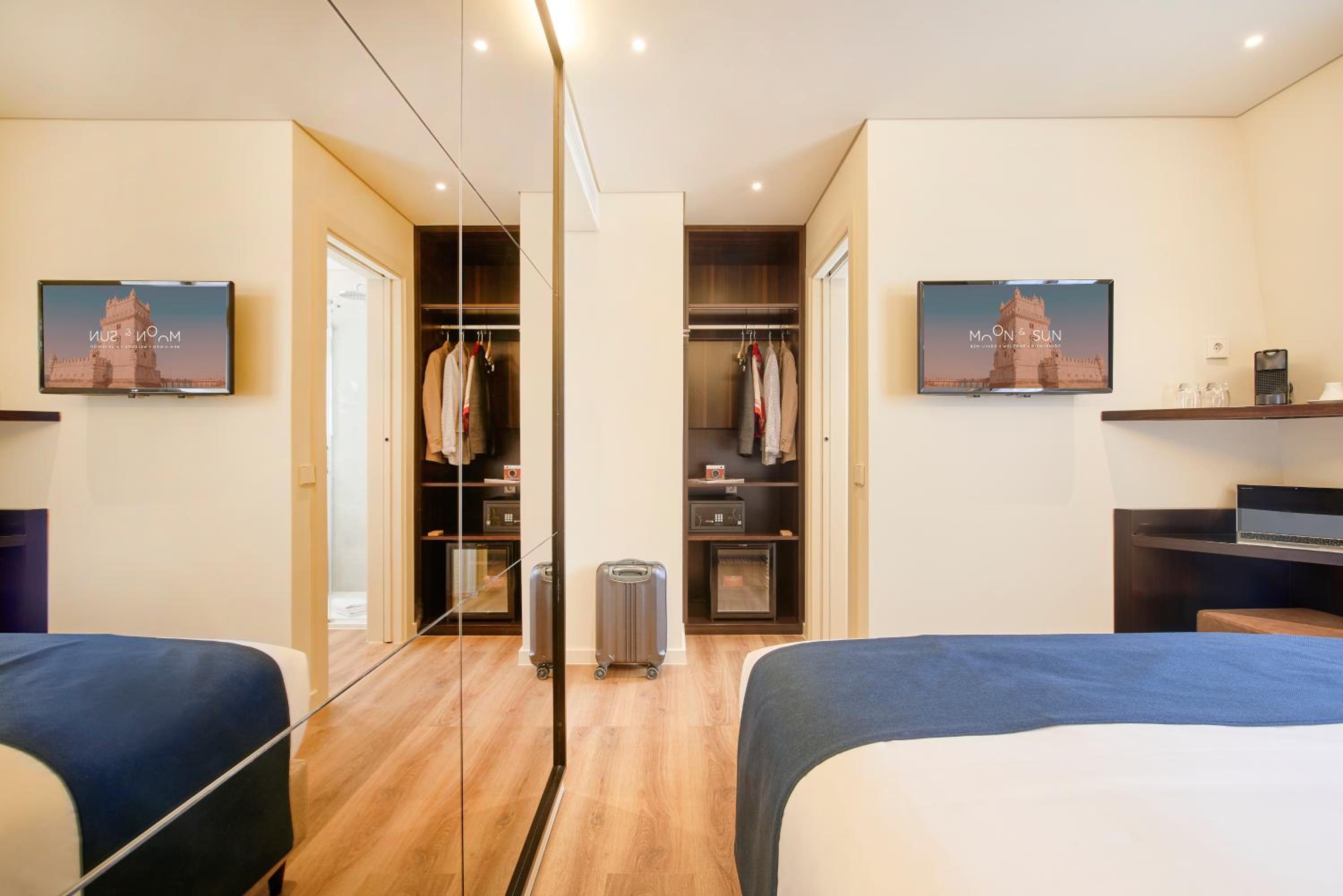 Small Double Room with City View - Photo 7