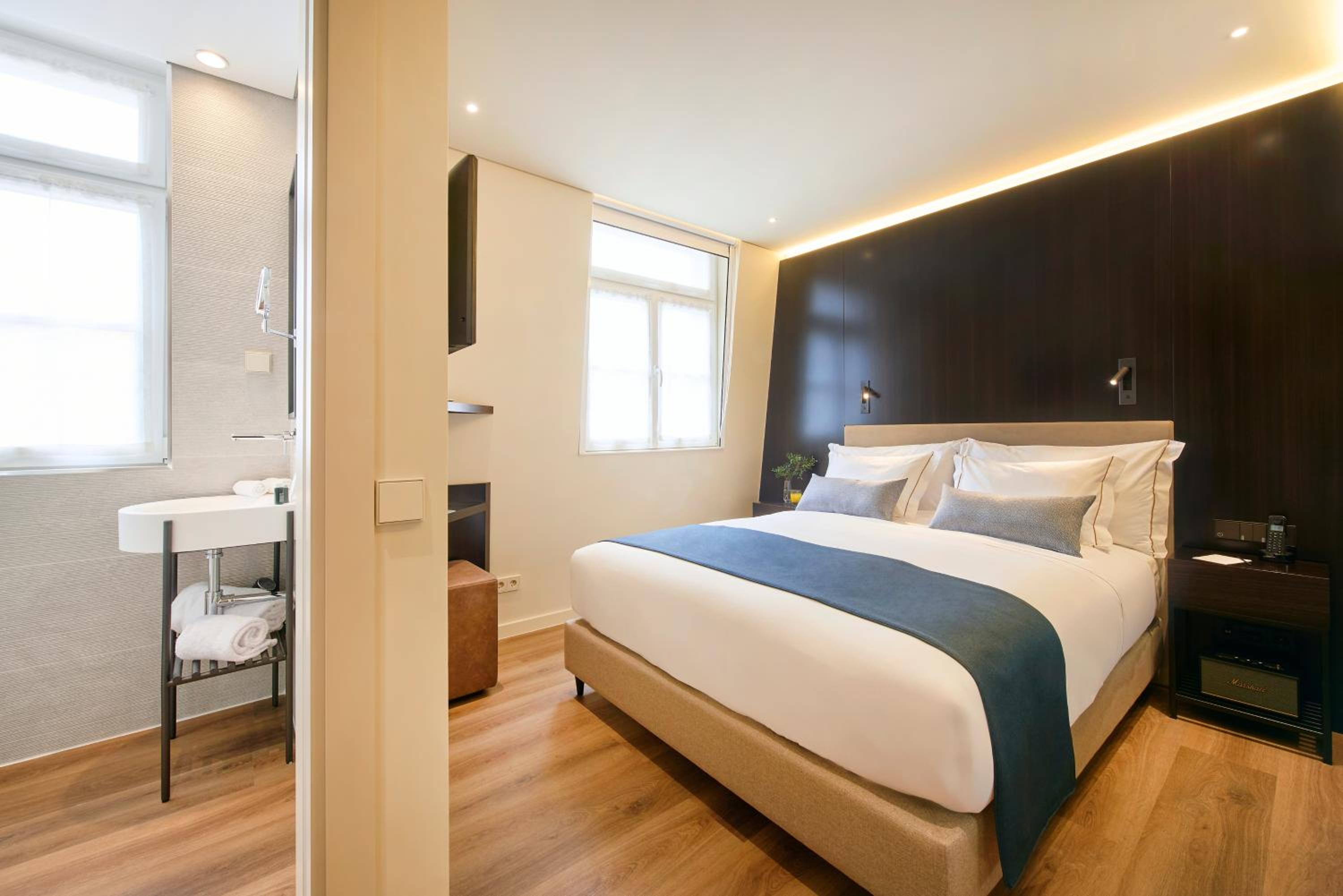 Small Double Room with City View - Photo 1