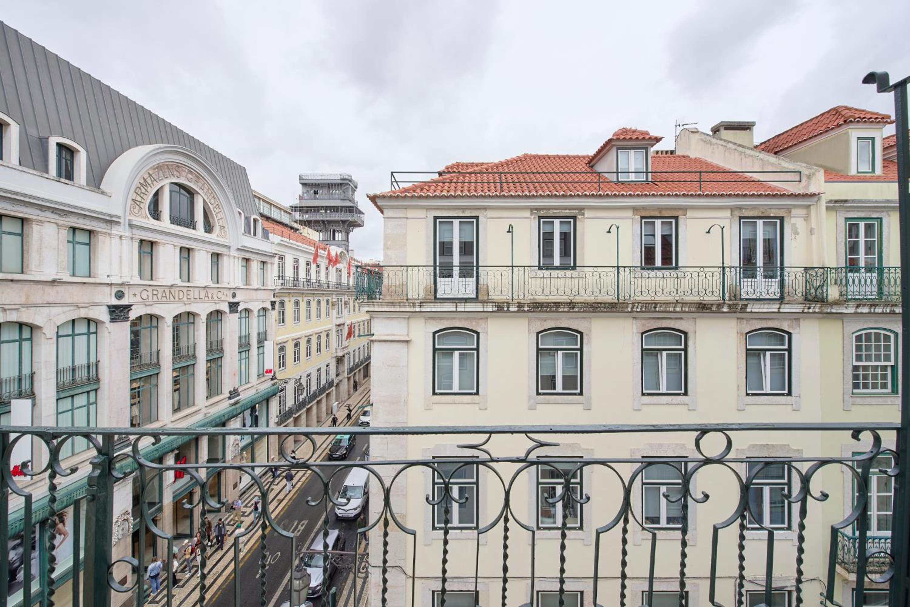Double or Twin Room with Balcony and City View - Photo 2