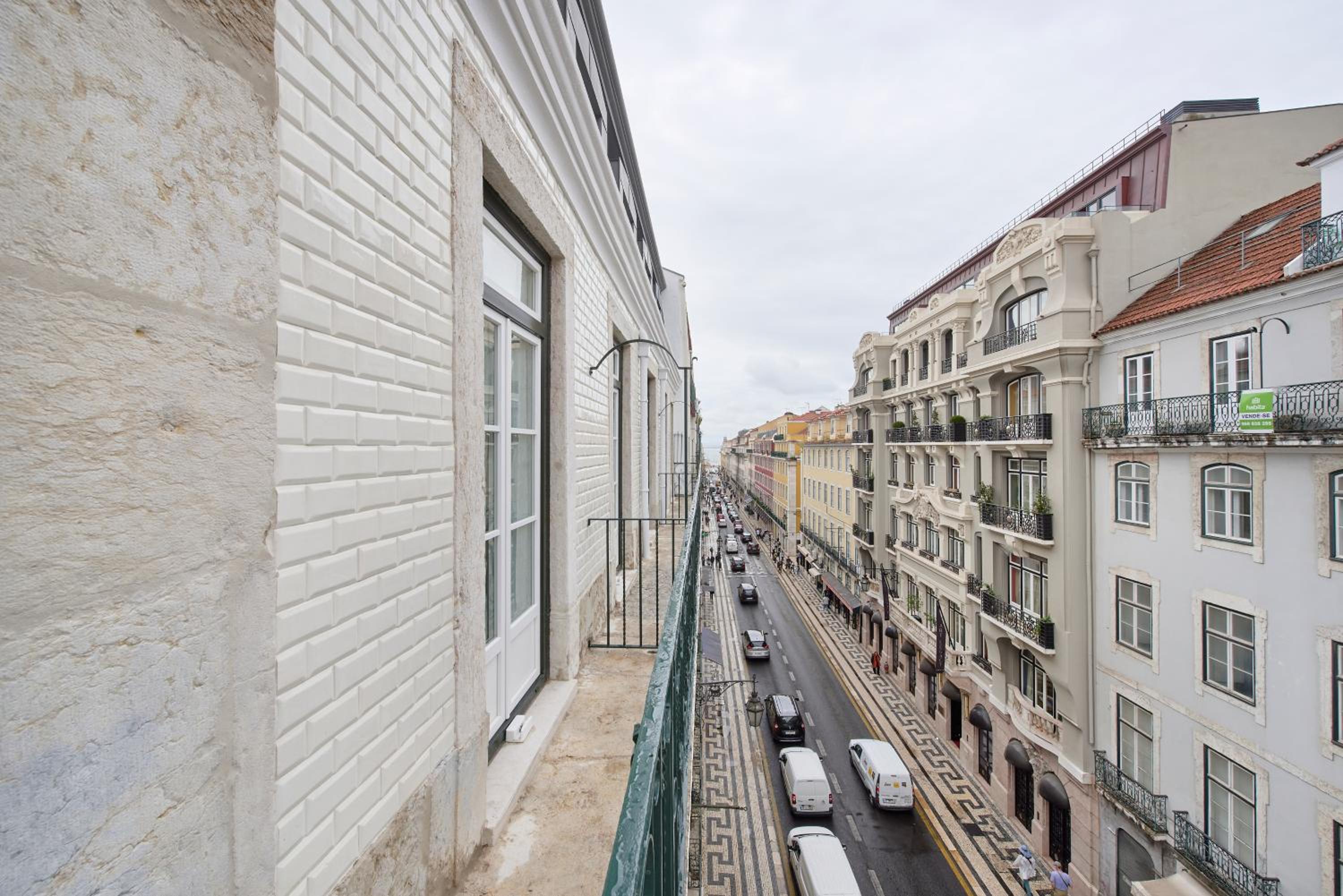 Double or Twin Room with Balcony and City View - Photo 22