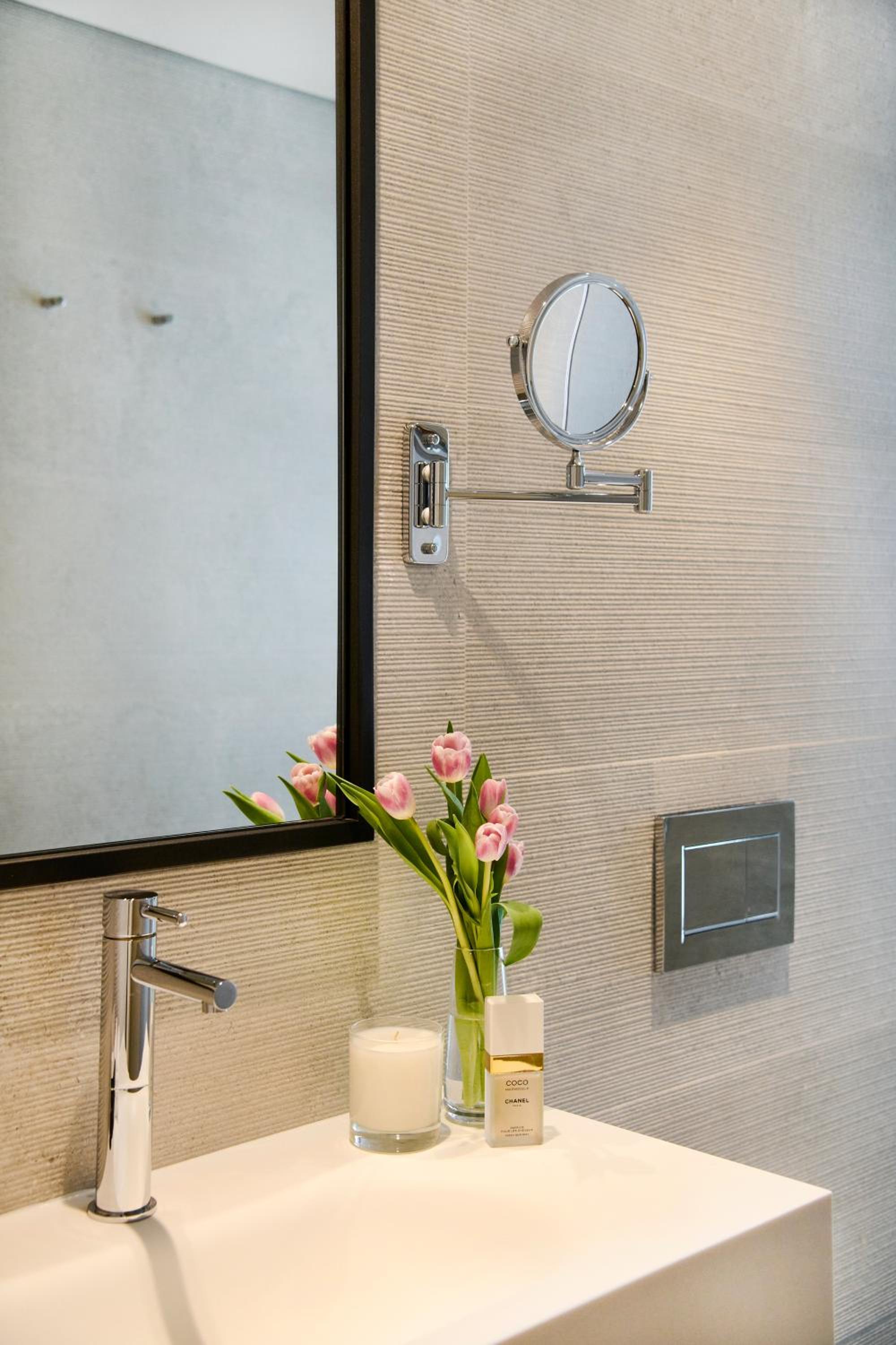 Double or Twin Room with City View - Photo 15