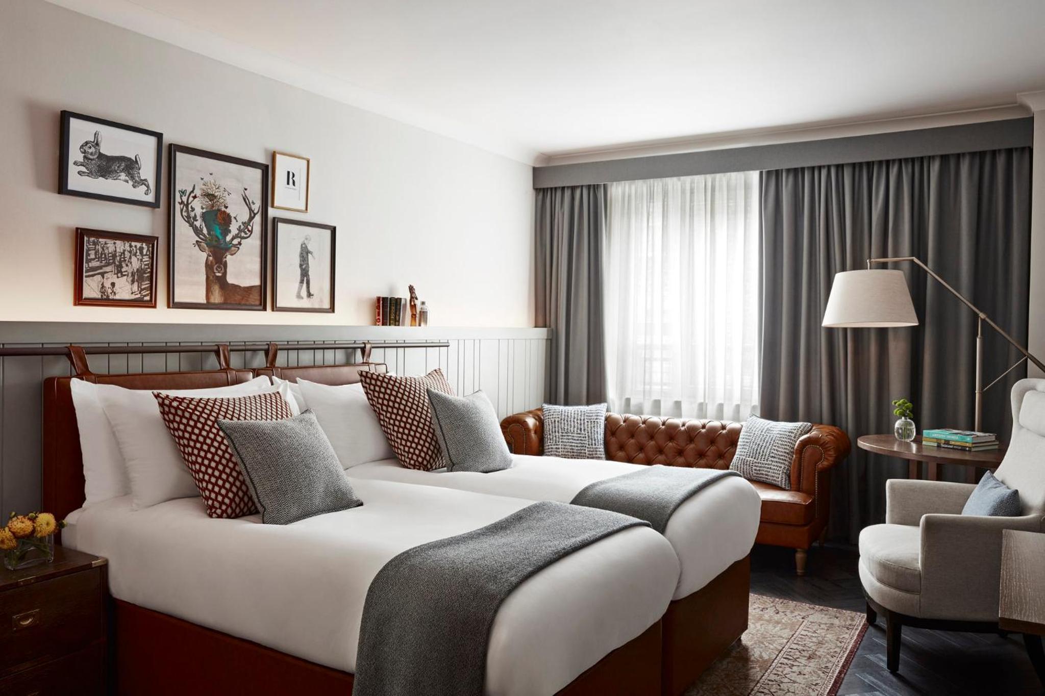 Premium Twin Room thumbnail 5