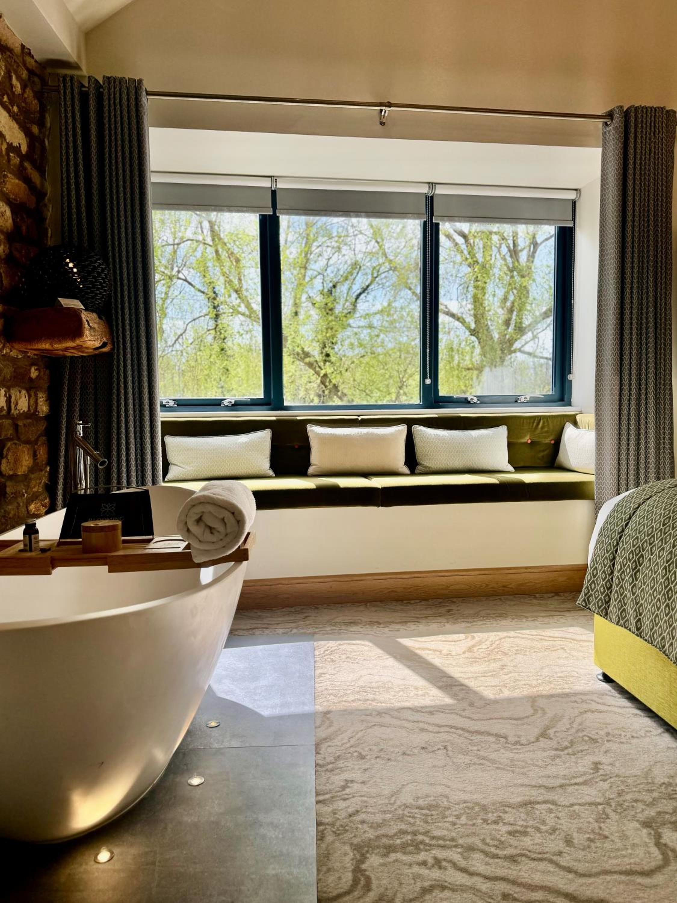Deluxe King Room - Photo 1