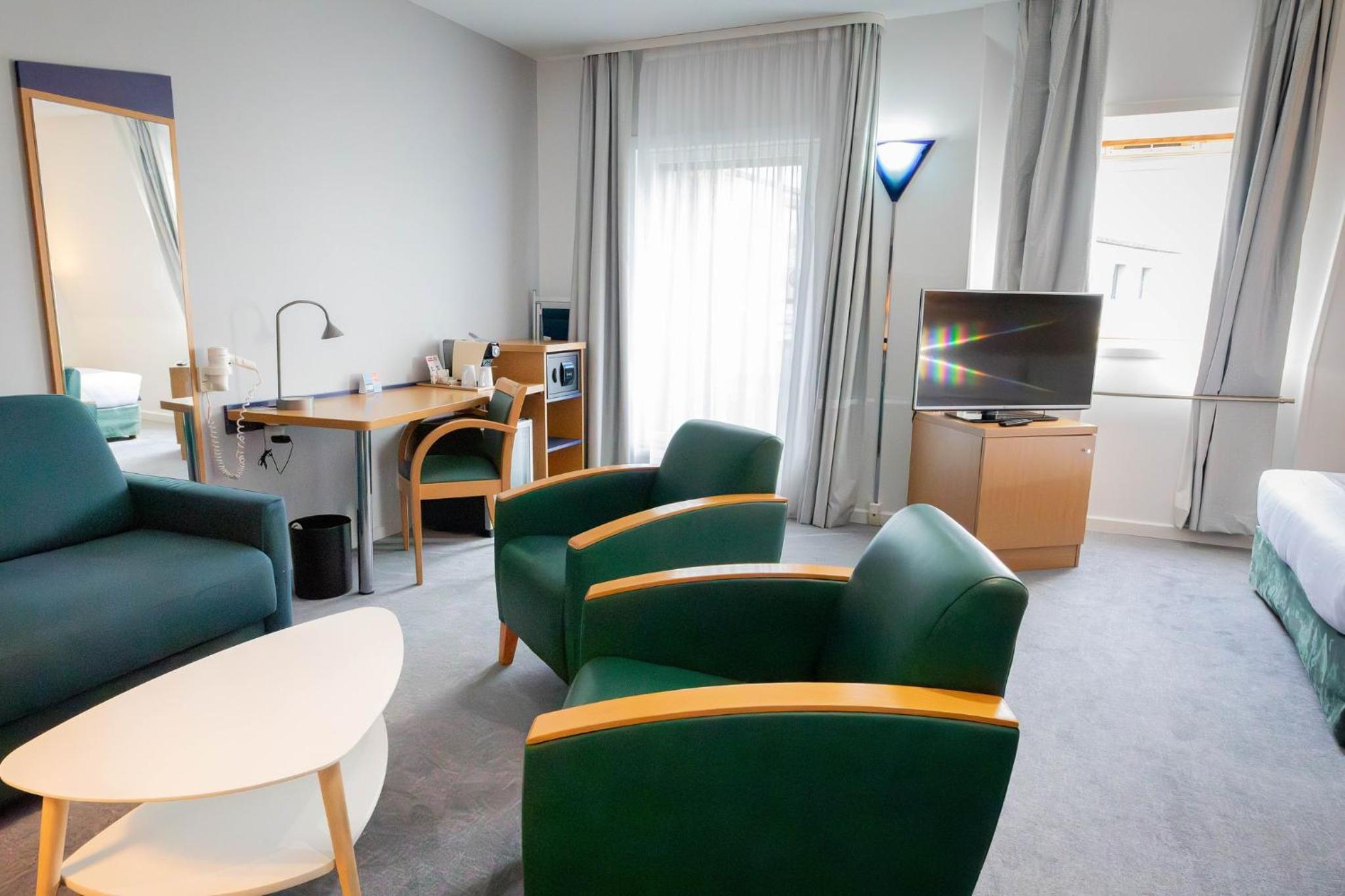 Queen Suite with Sofa Bed - Mid Floor - Photo 15