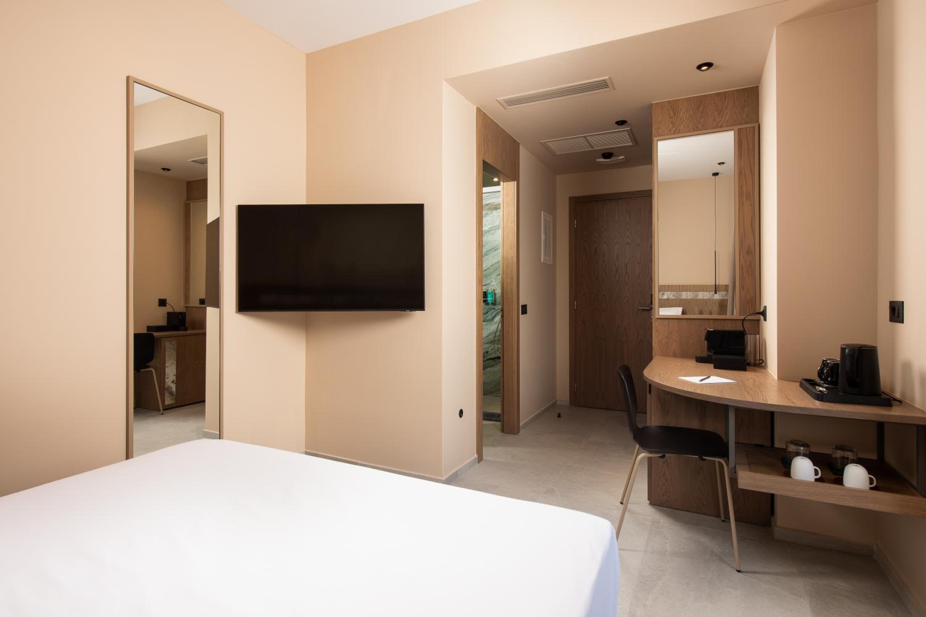 Comfort Room with City View - Photo 7