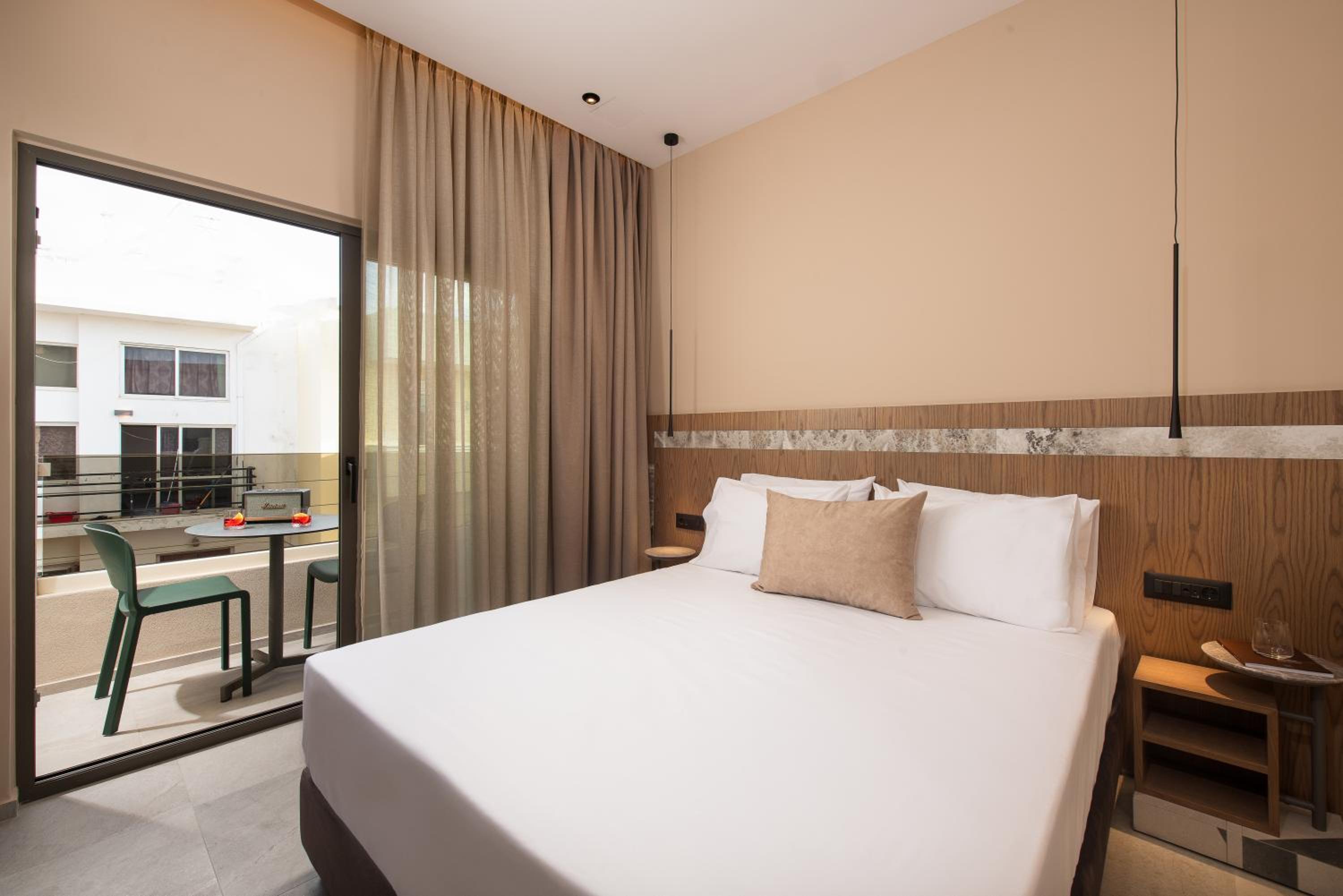 Comfort Room with City View - Photo 17