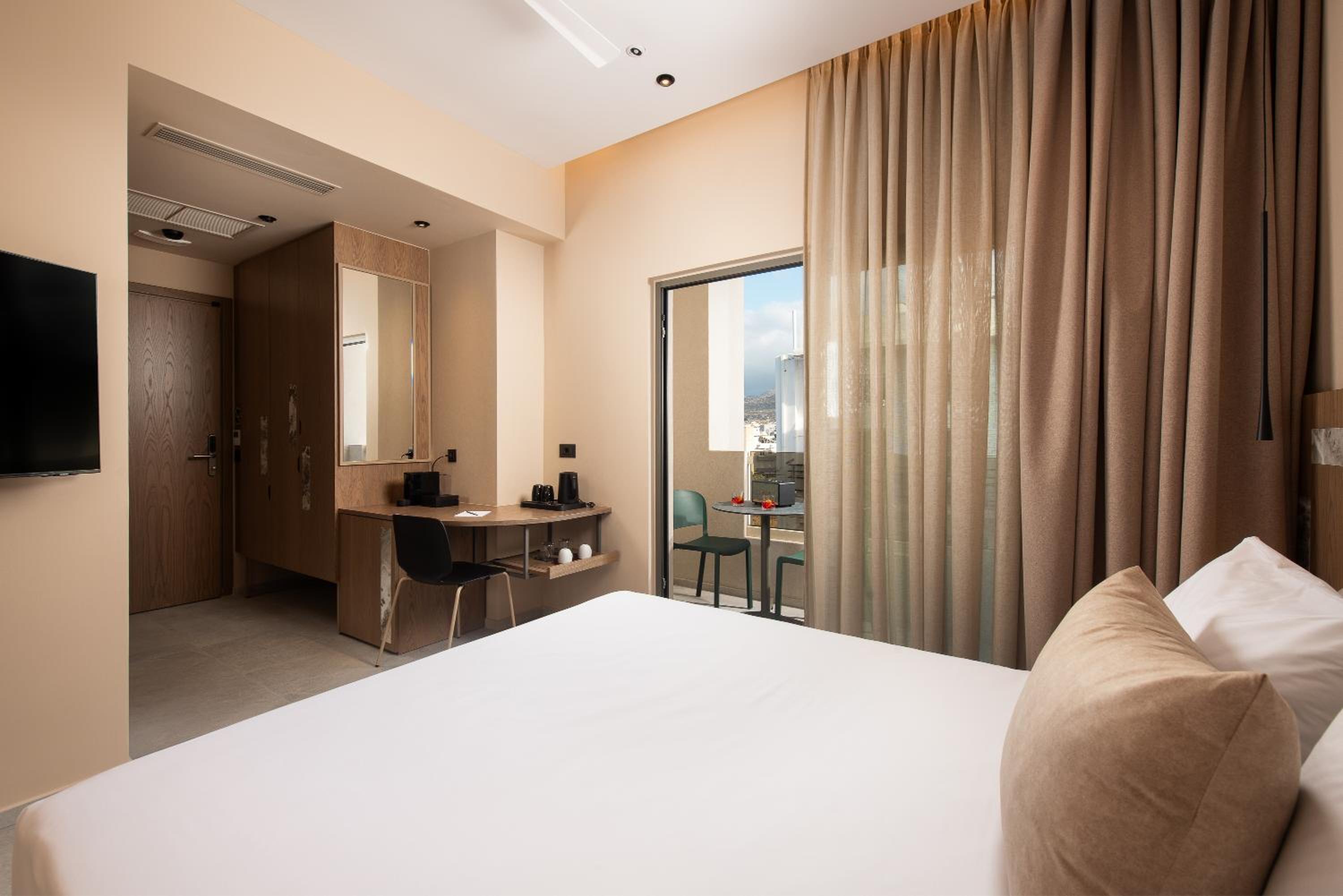 Comfort Room with City View - Photo 6