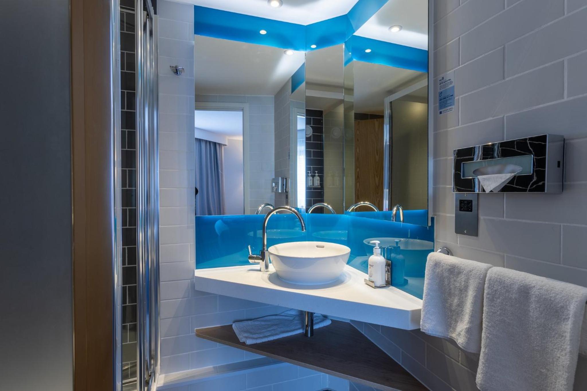 Standard Twin Room with Free Hot Breakfast photo 3