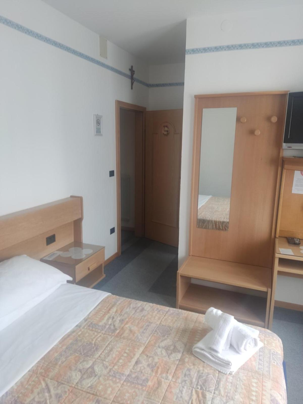 Economy Double Room photo 2