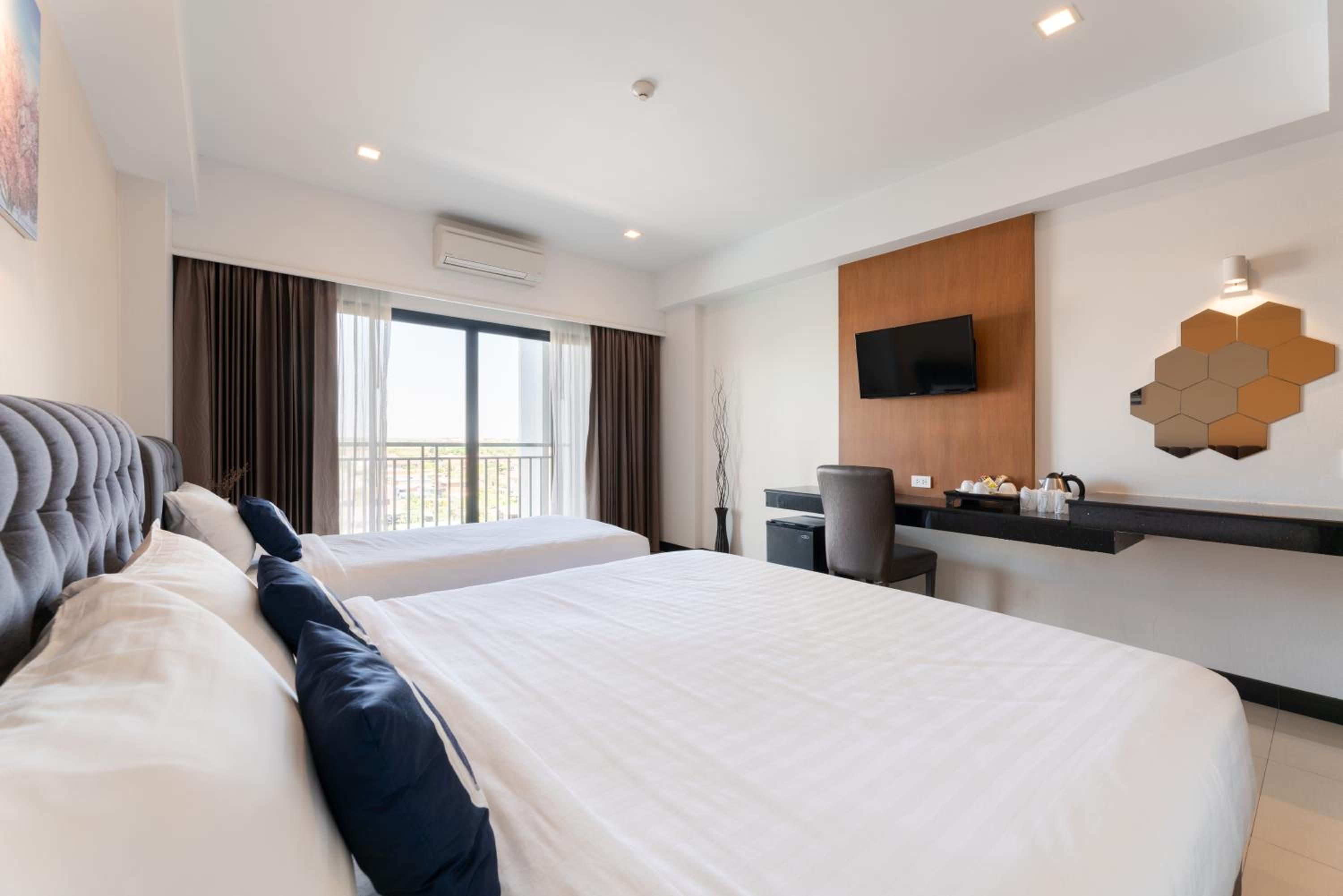 Deluxe Triple Room with Balcony - Free Airport Shuttle