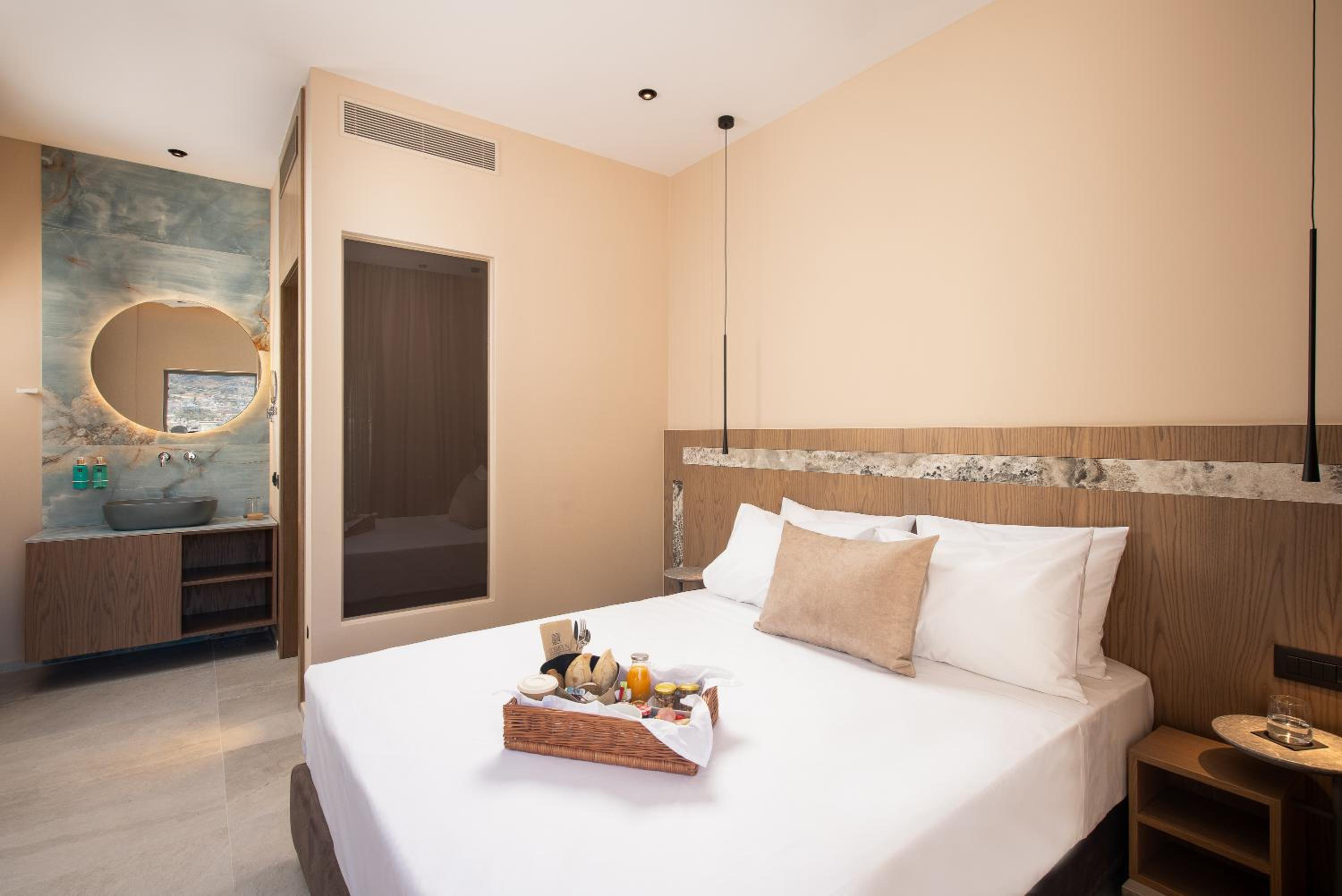Comfort Room with City View - Photo 4