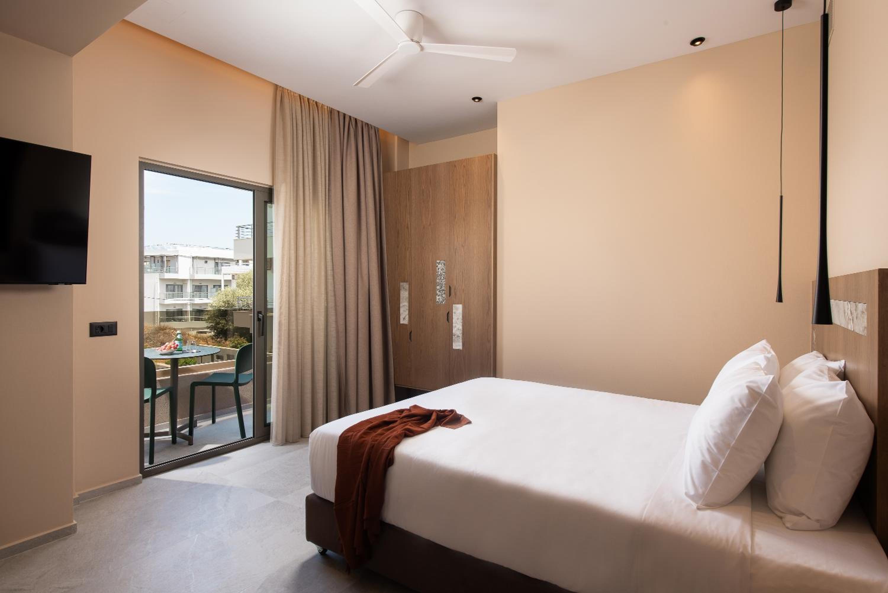 Deluxe Double Room with Pool View - Photo 11