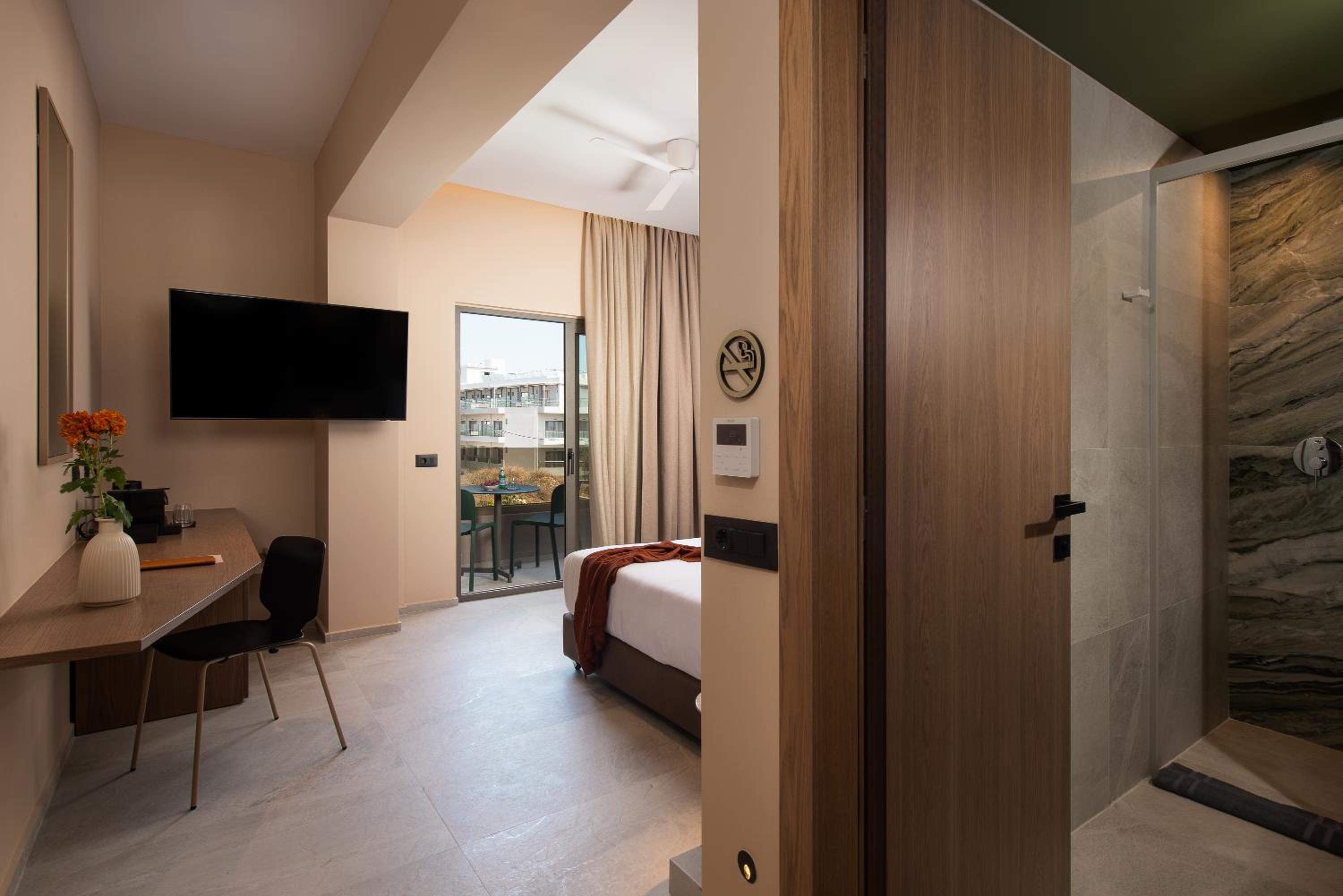 Deluxe Double Room with Pool View - Photo 9