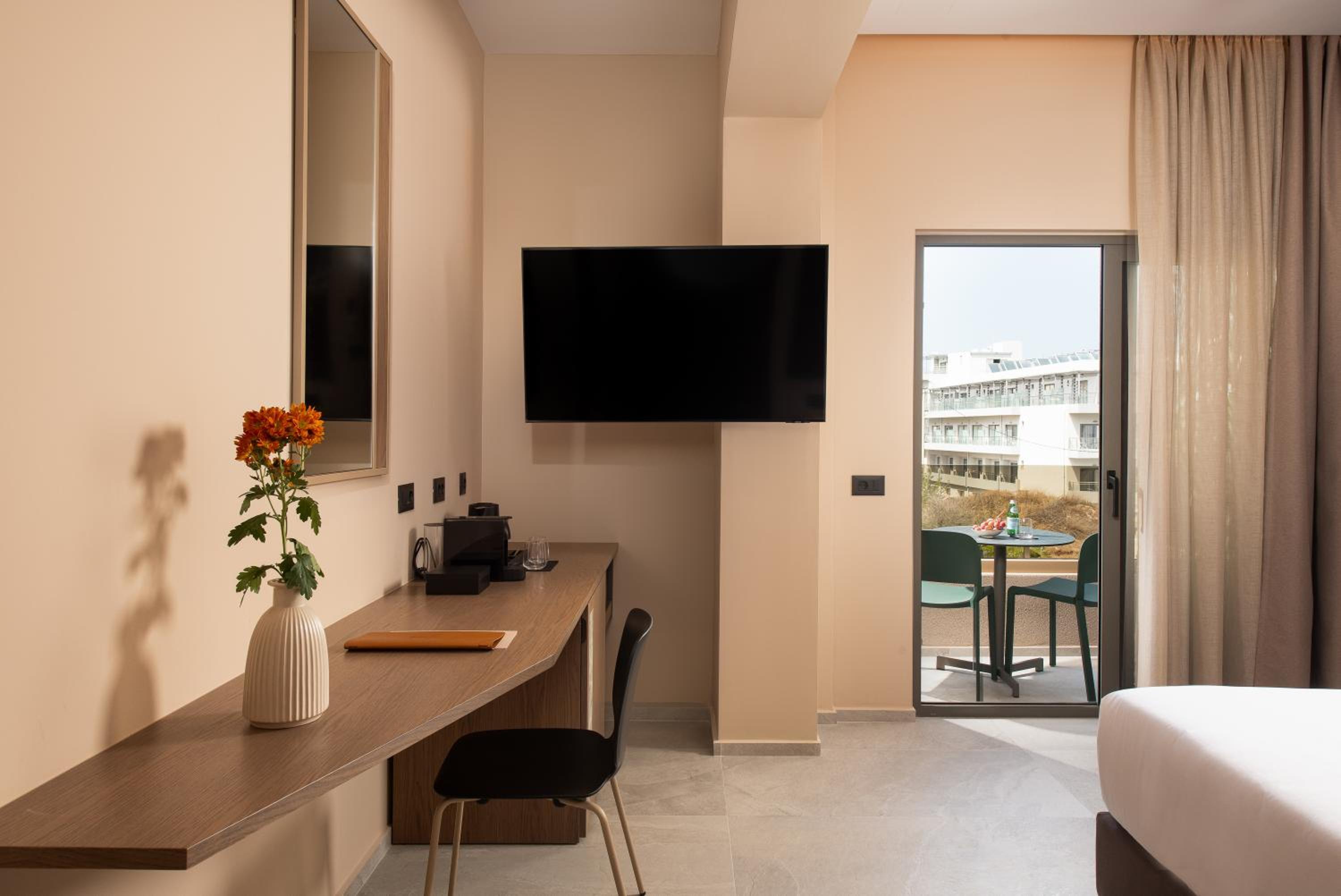 Deluxe Double Room with Pool View - Photo 14