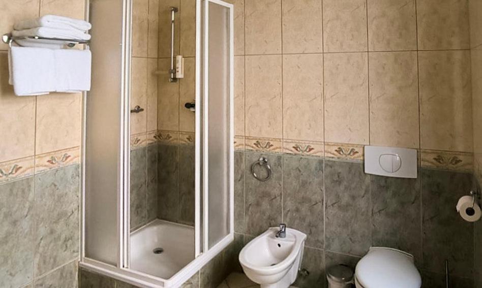 Standard Twin Room - Photo 4