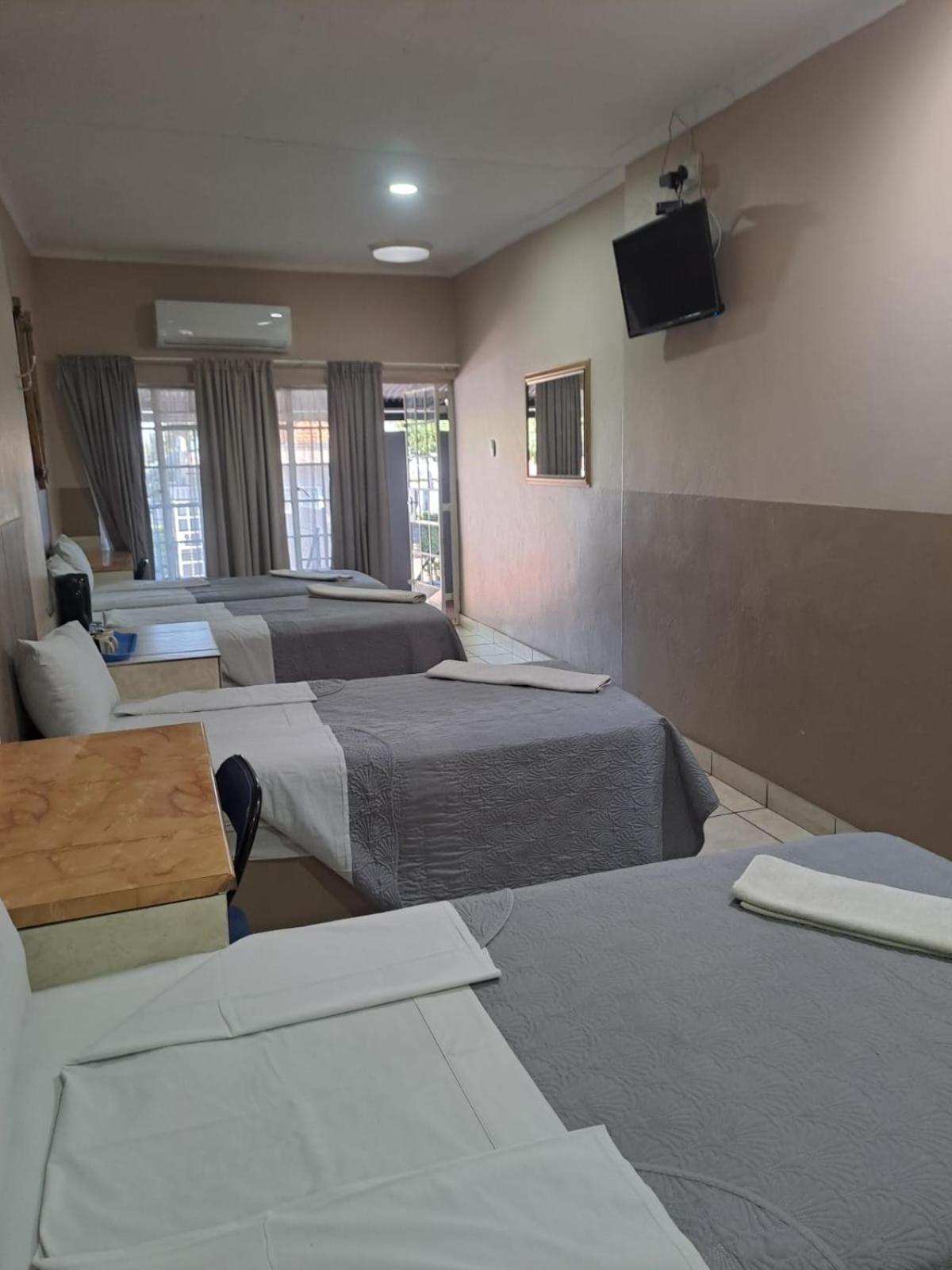 Quadruple Room with Private Bathroom photo 1