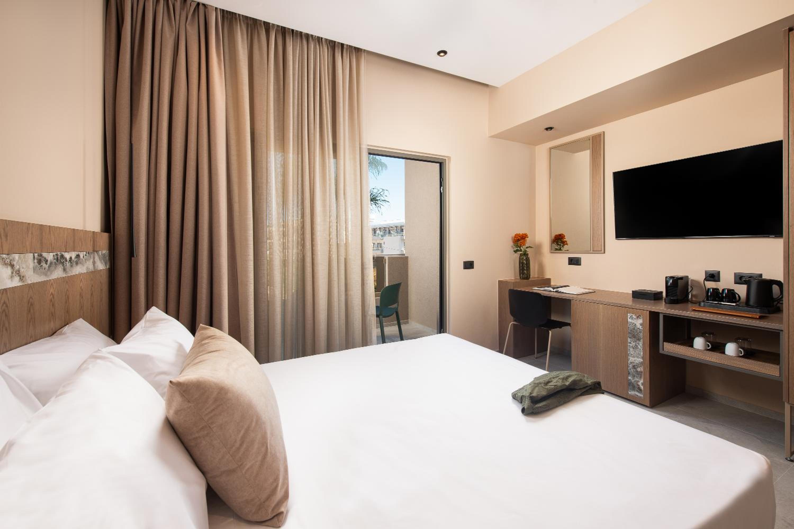 Deluxe Triple Room with Pool View - Photo 4
