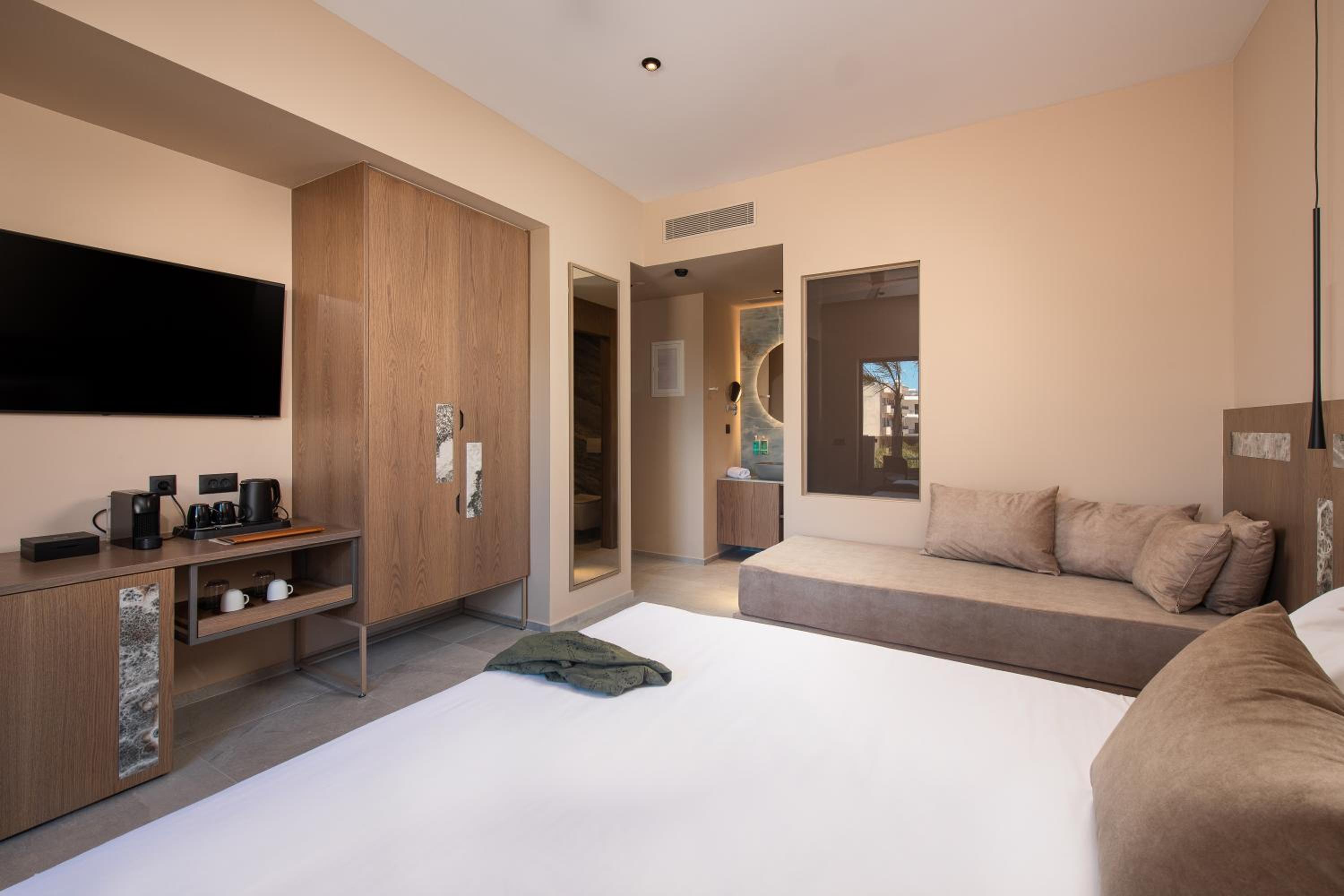 Deluxe Triple Room with Pool View - Photo 10