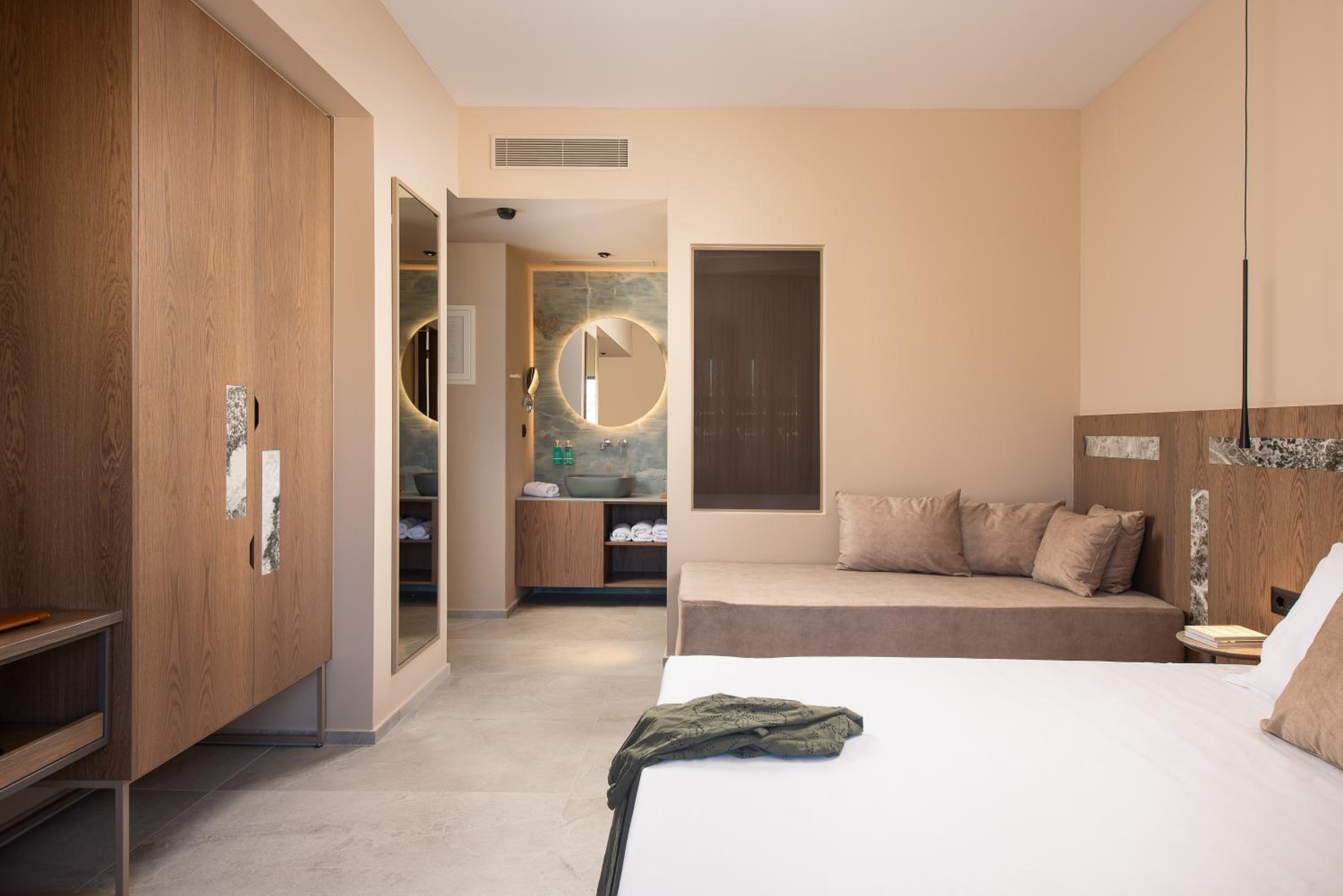 Deluxe Triple Room with Pool View - Photo 8