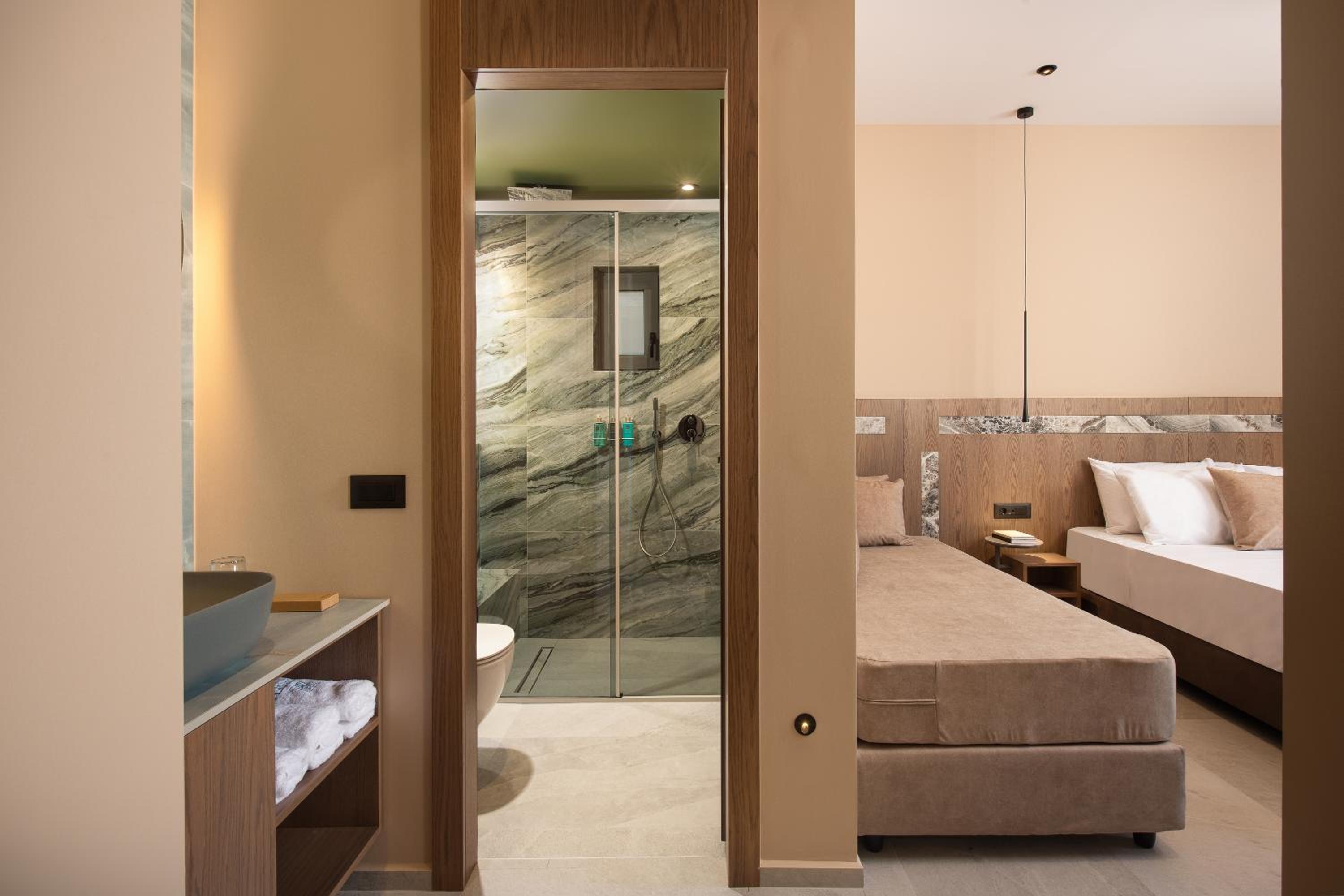 Deluxe Triple Room with Pool View - Photo 6