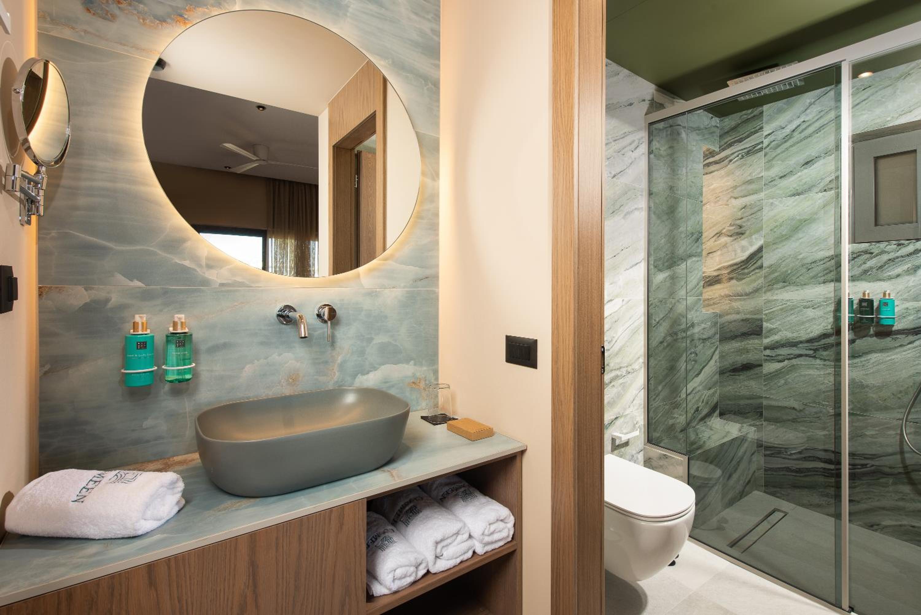 Deluxe Triple Room with Pool View - Photo 3