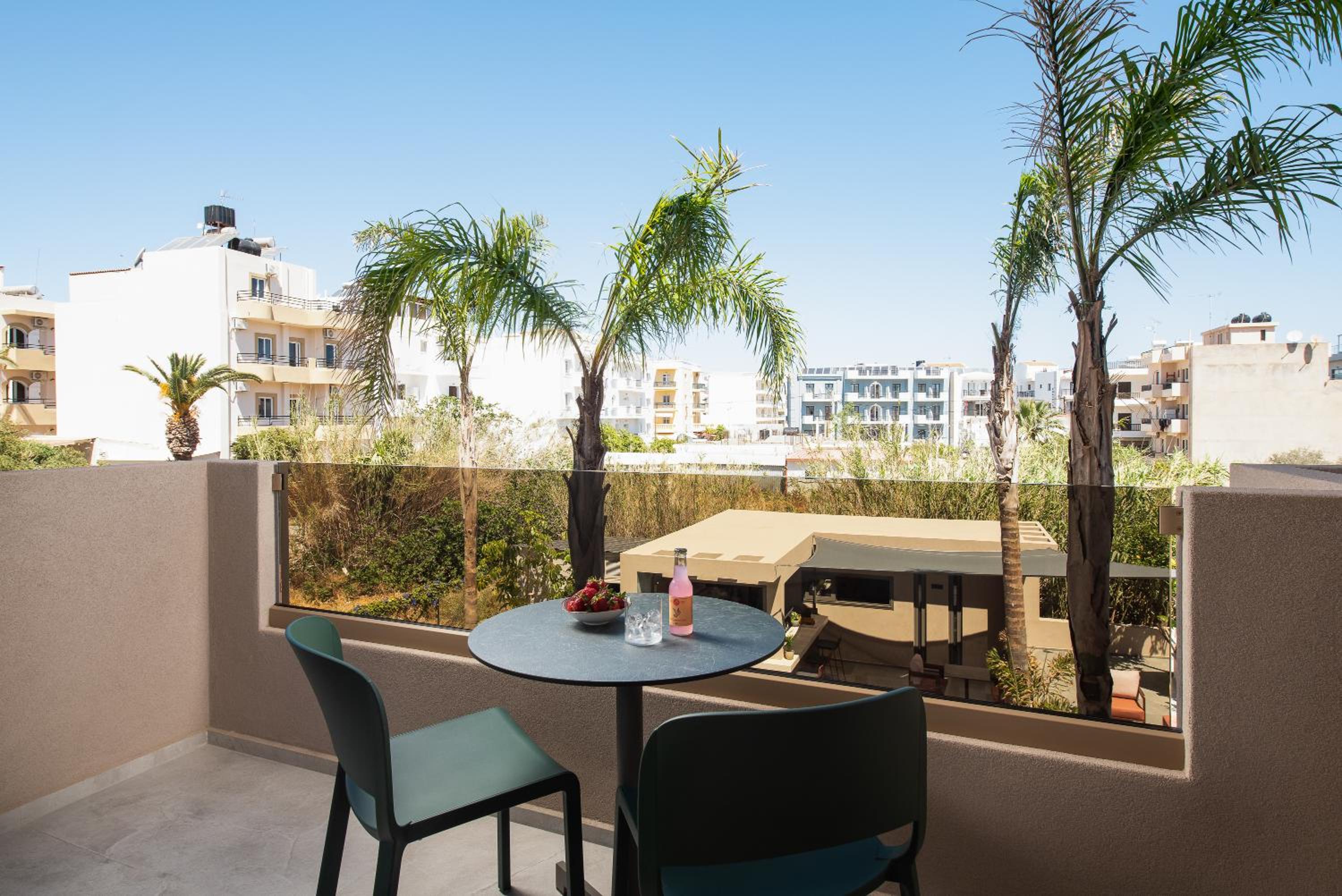 Deluxe Triple Room with Pool View - Photo 16
