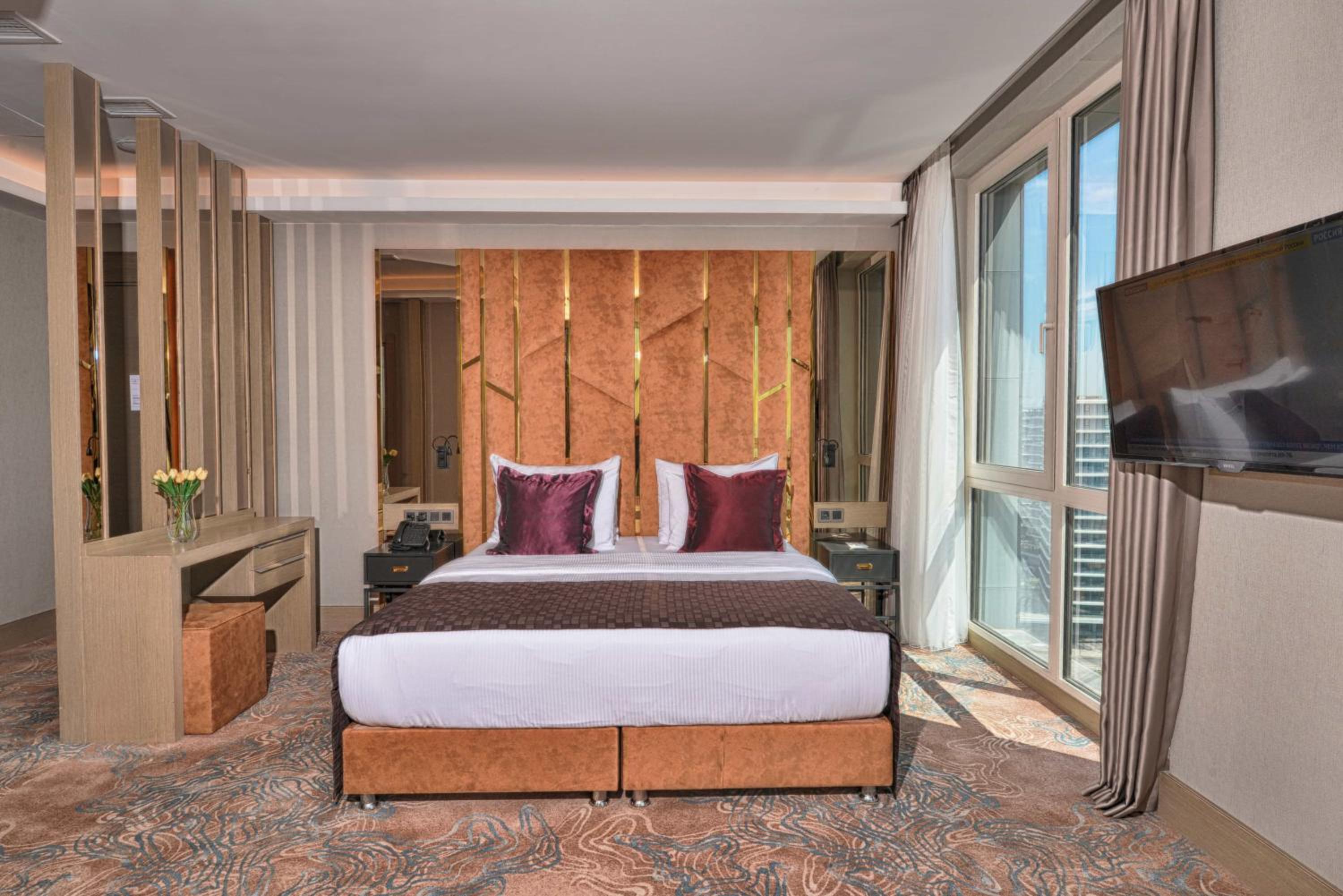 Junior Double Suite with Balcony and View thumbnail 5