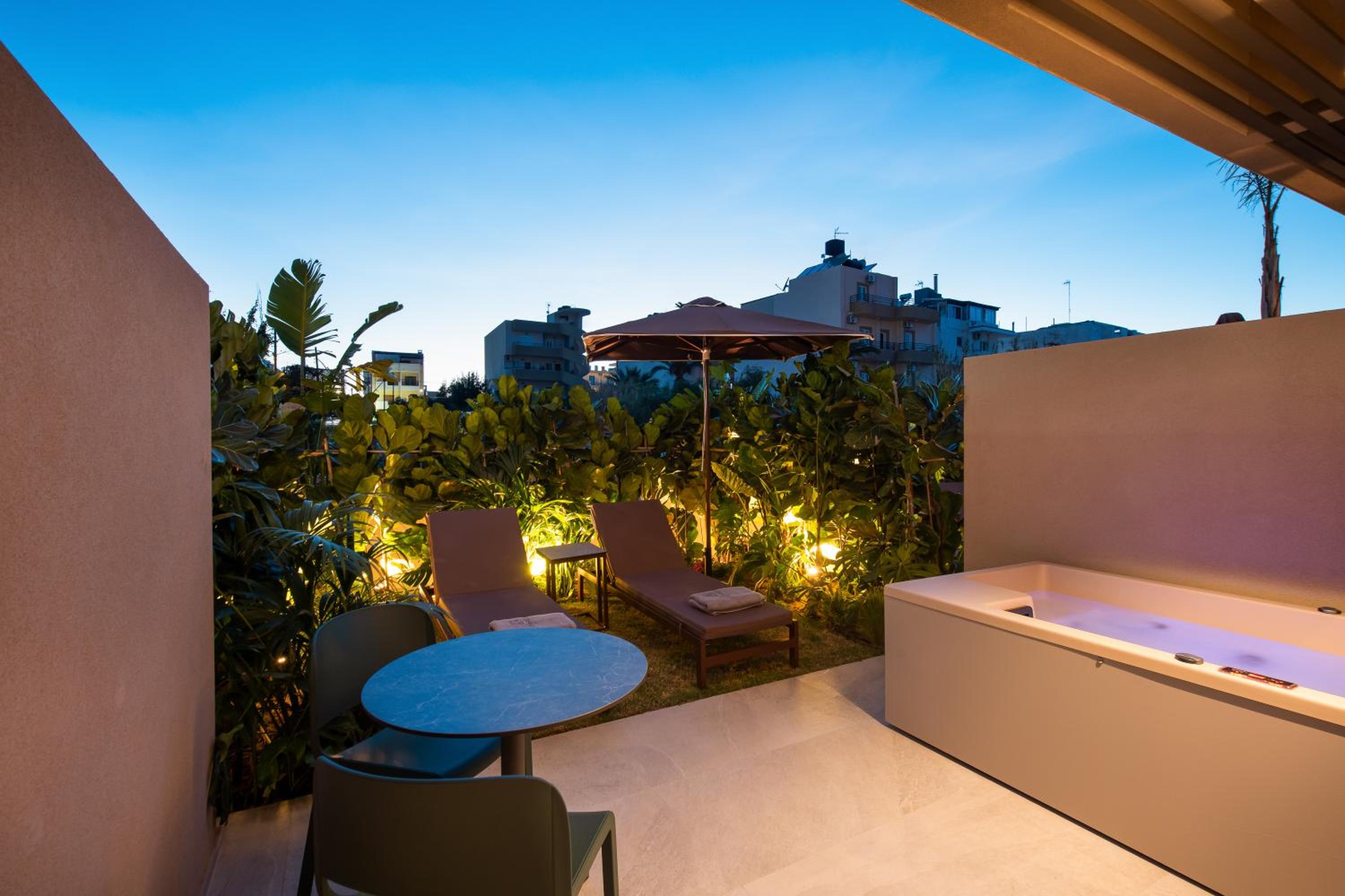 Premium Triple Room with Outdoor Jacuzzi photo 3