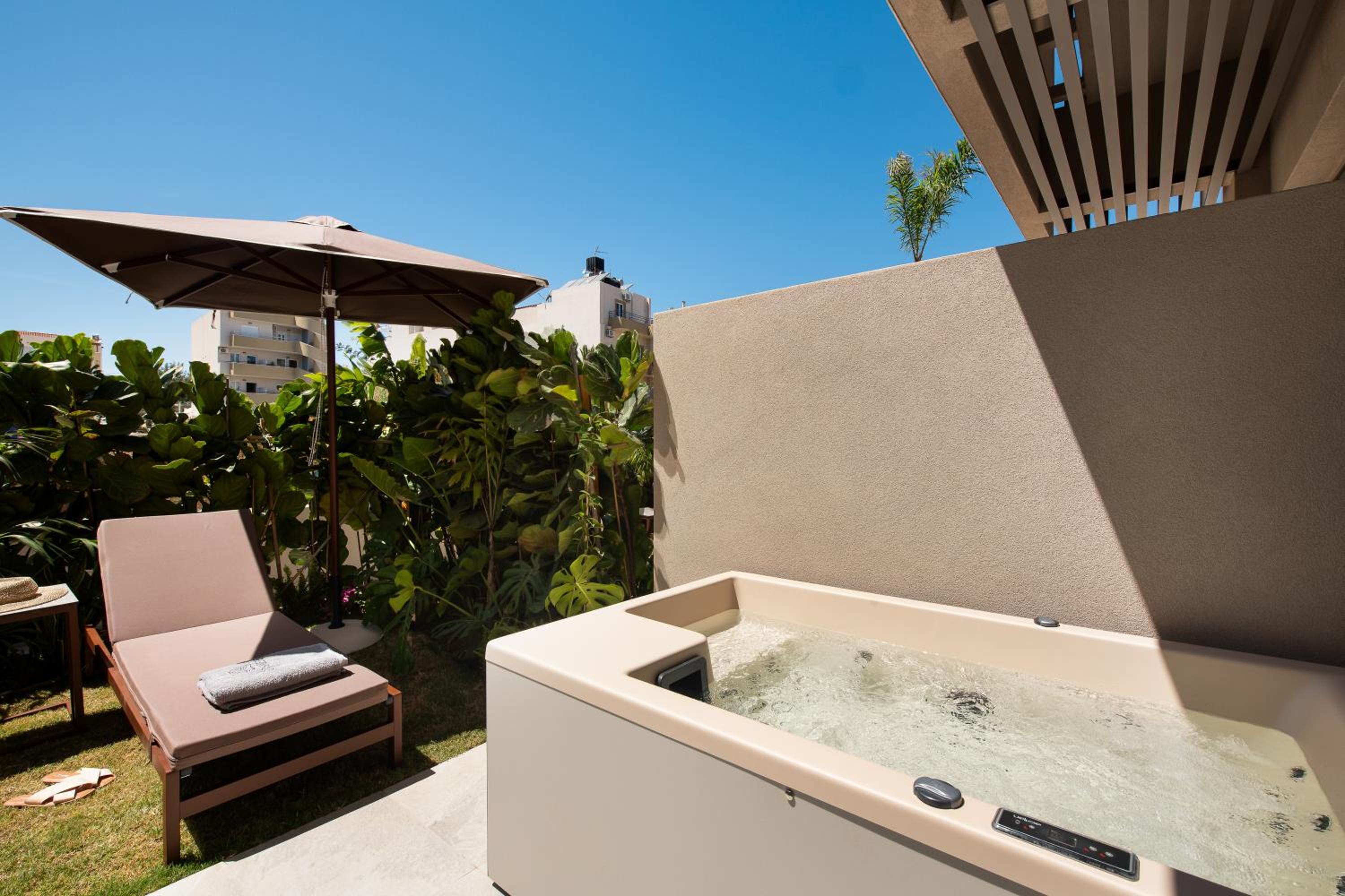 Premium Double Room with Outdoor Jacuzzi photo 3