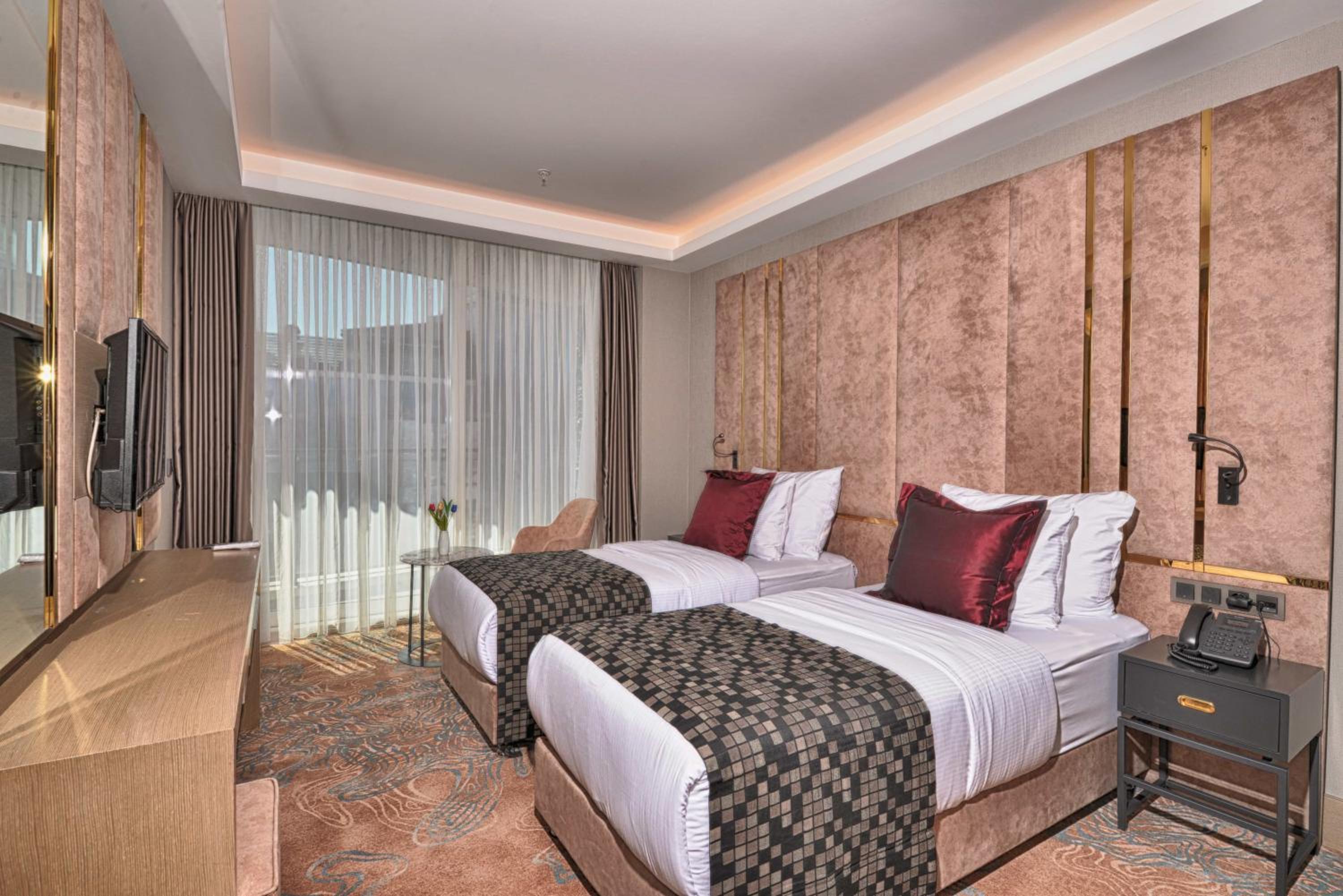 Standard Twin Room with Balcony and View