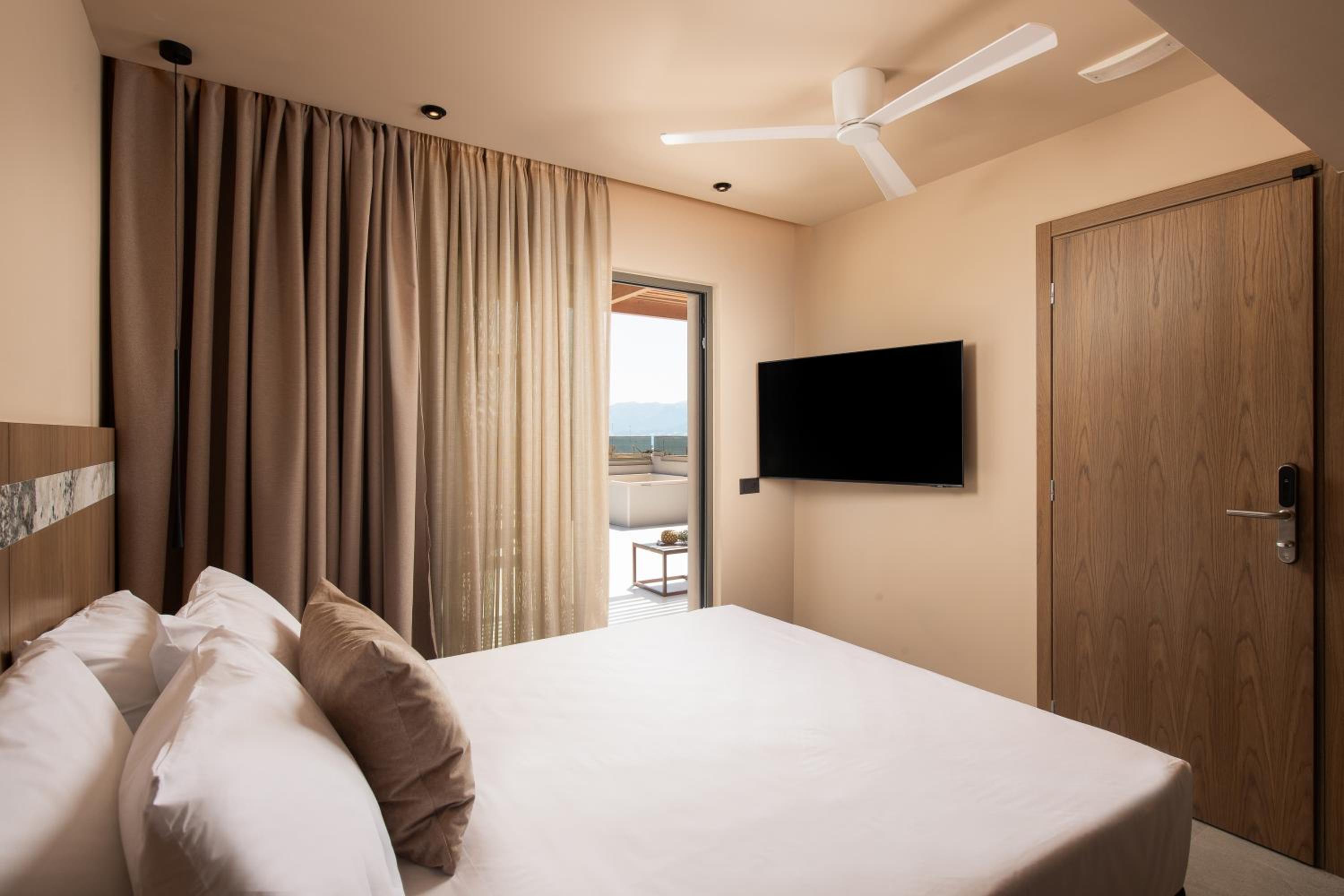 Penthouse Room with Outdoor Jacuzzi & Sea View photo 3