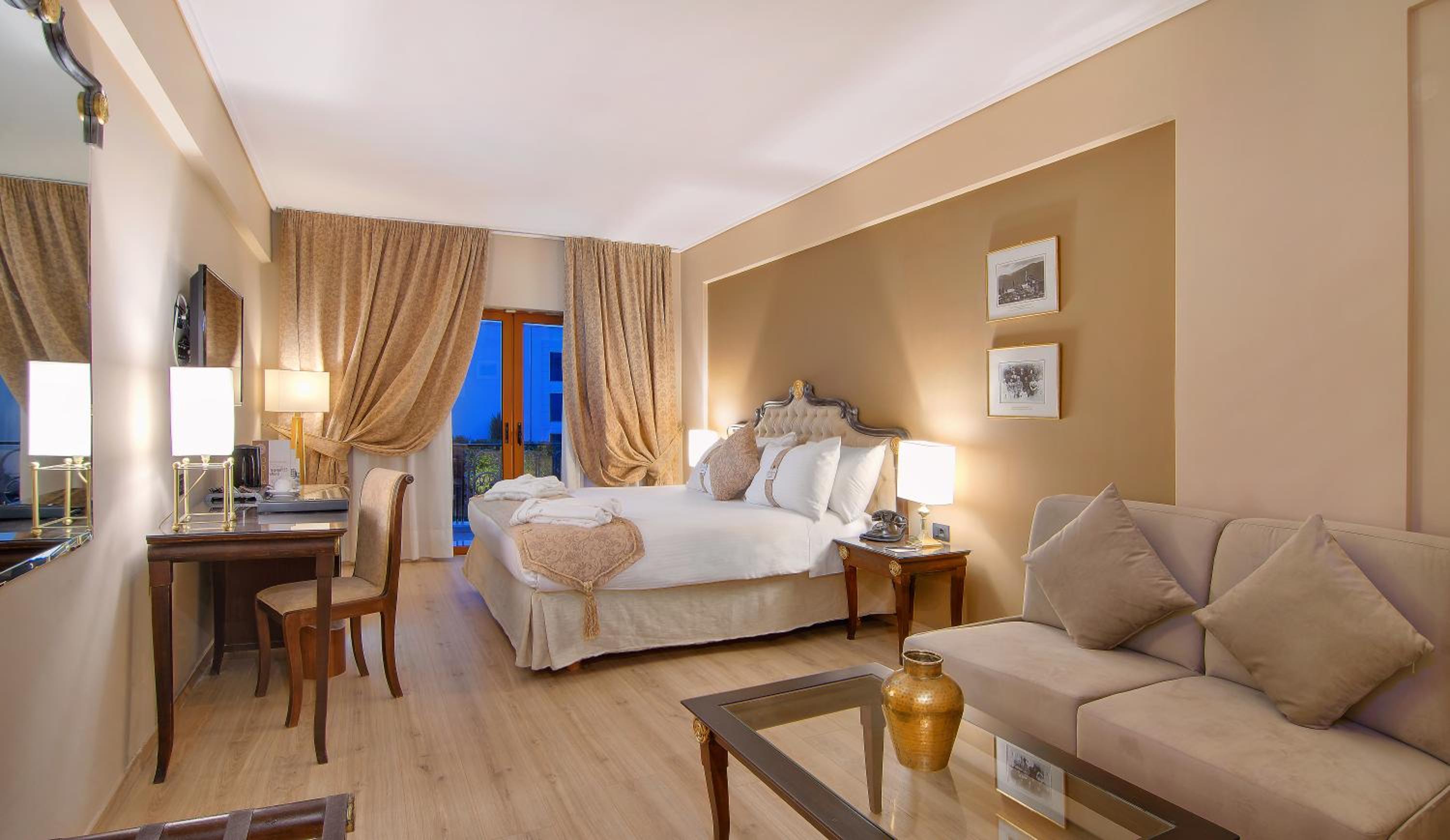 Junior Suite with Pool View photo 2