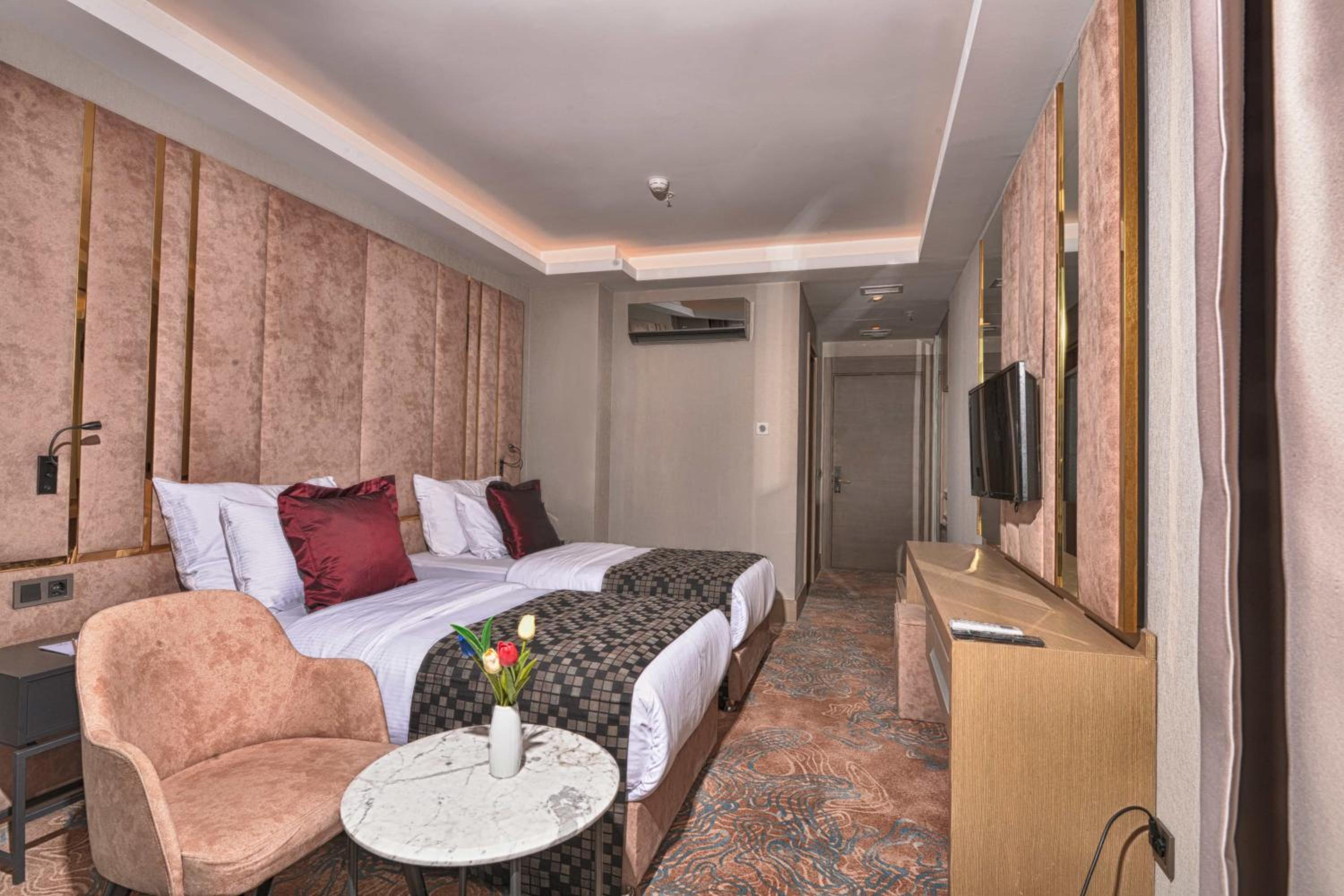 Standard Twin Room with Balcony and View